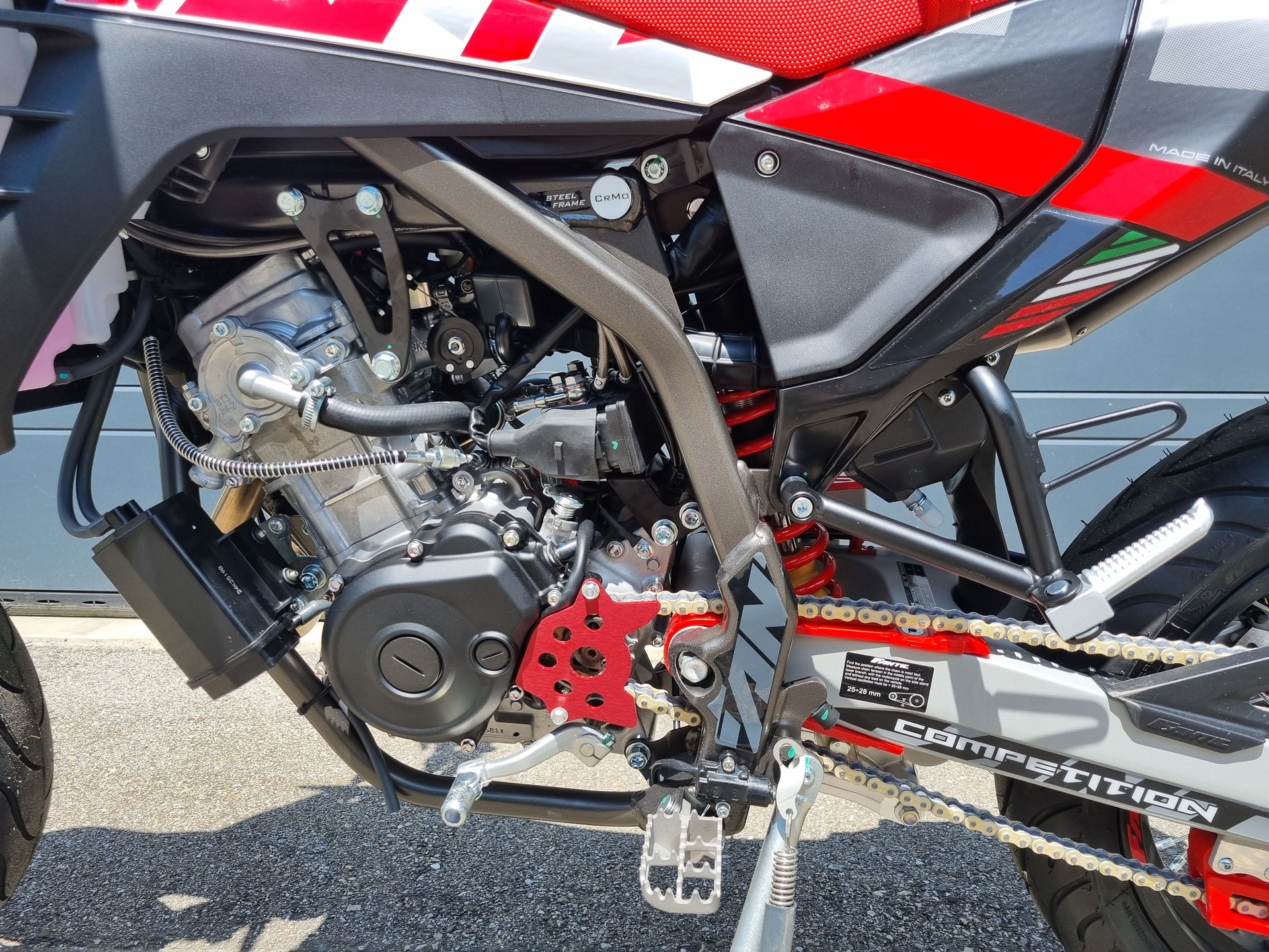 FANTIC XMF 125 Motard-showroom-element-2