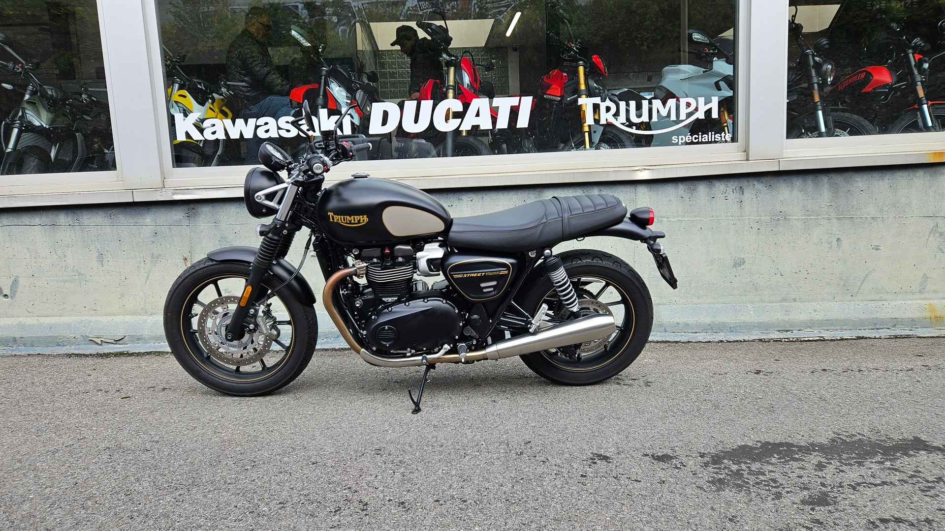 TRIUMPH Street Twin 900 Gold Line-showroom-element-1