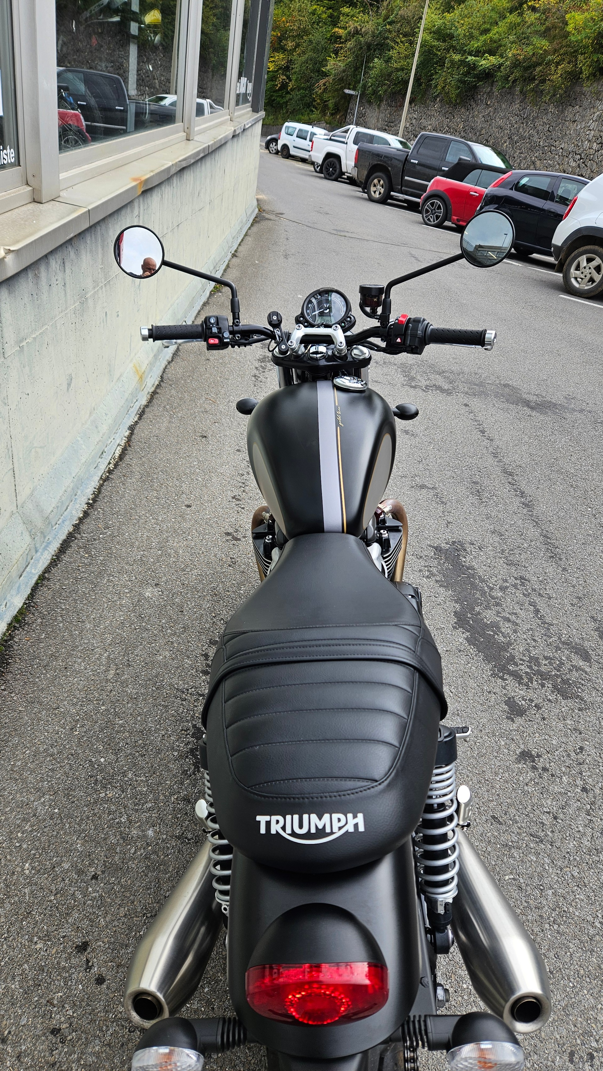 TRIUMPH Street Twin 900 Gold Line-showroom-element-2