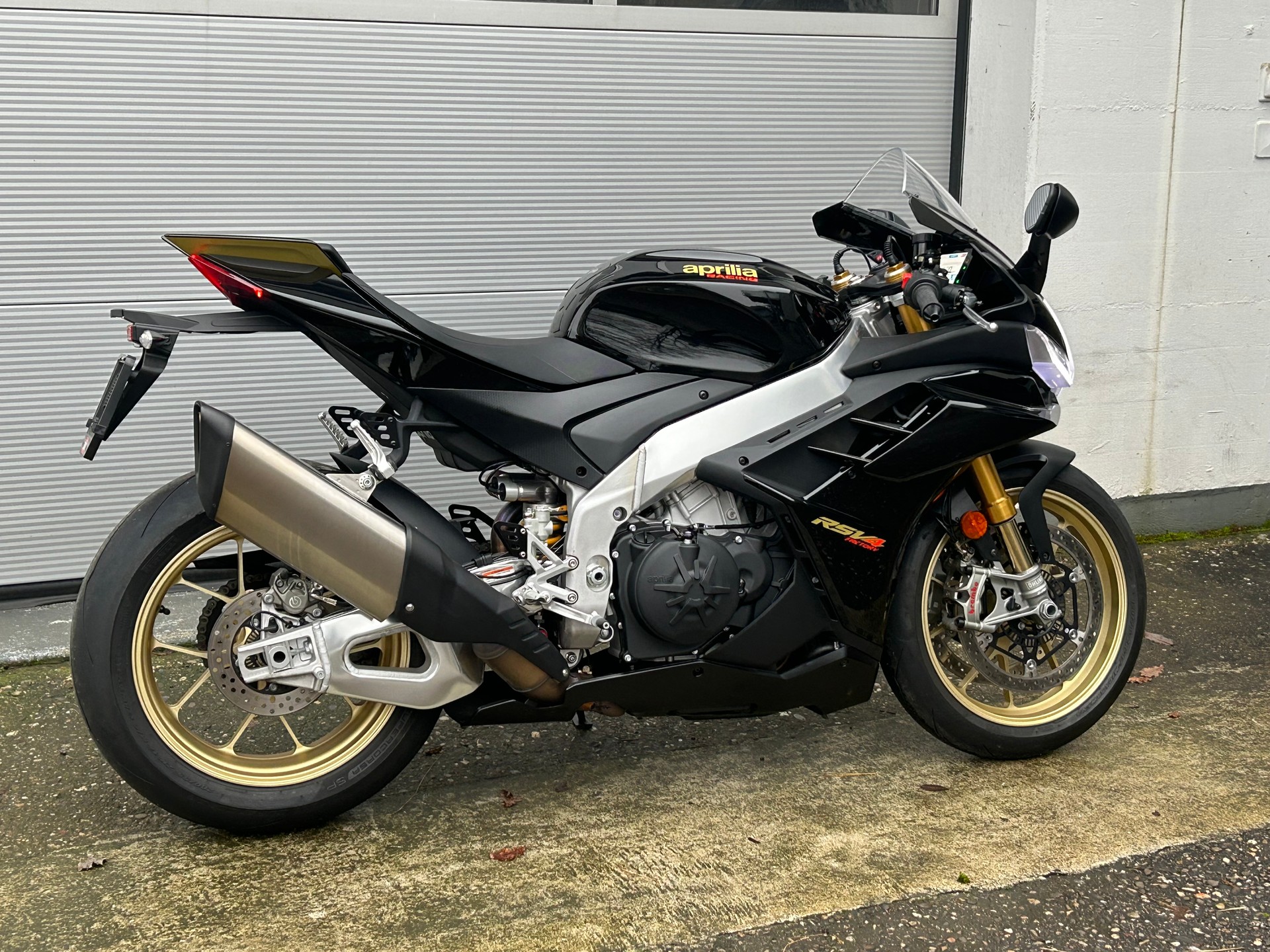 APRILIA RSV4 1100 Factory-image-2