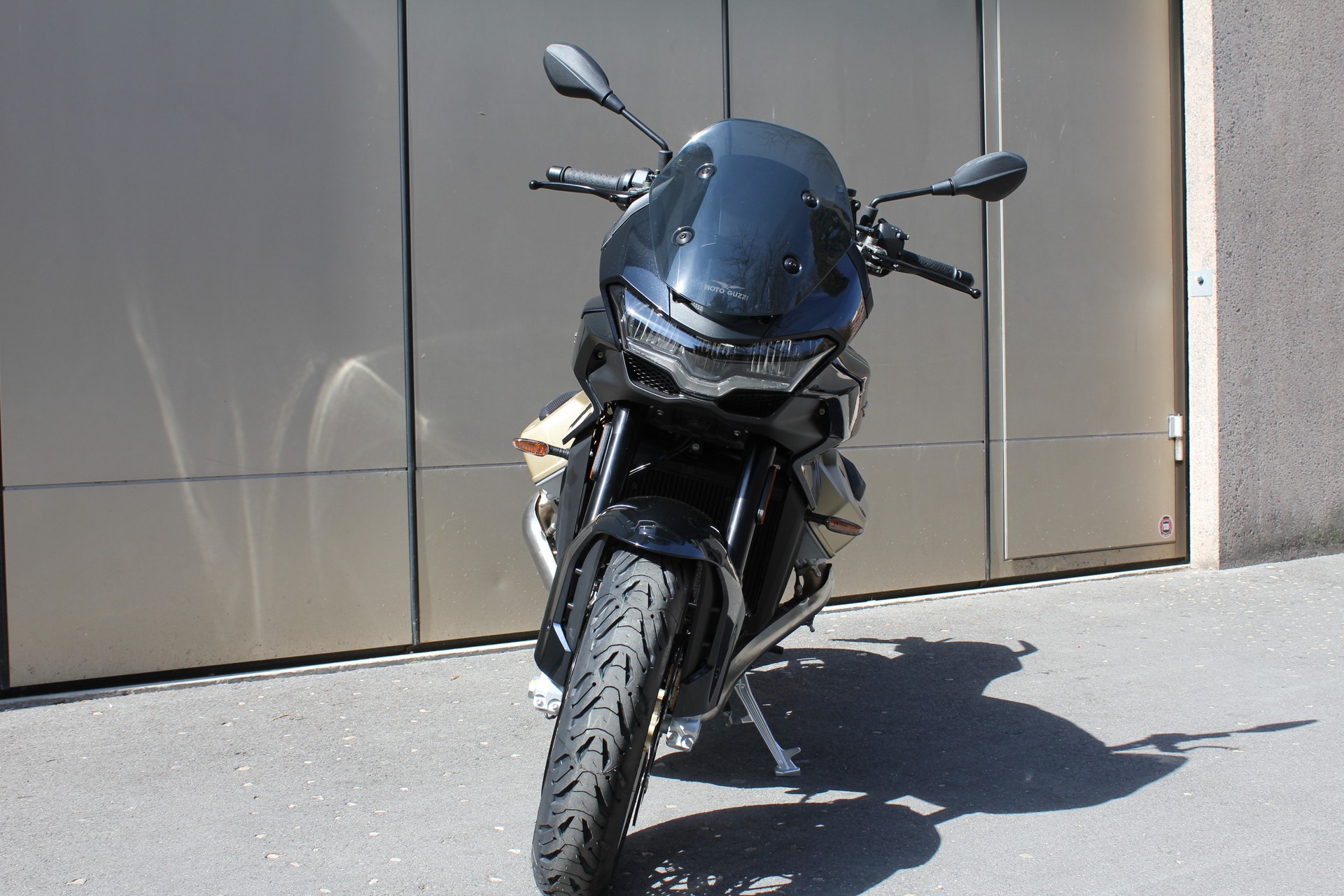 MOTO GUZZI V100 Mandello-showroom-element-2