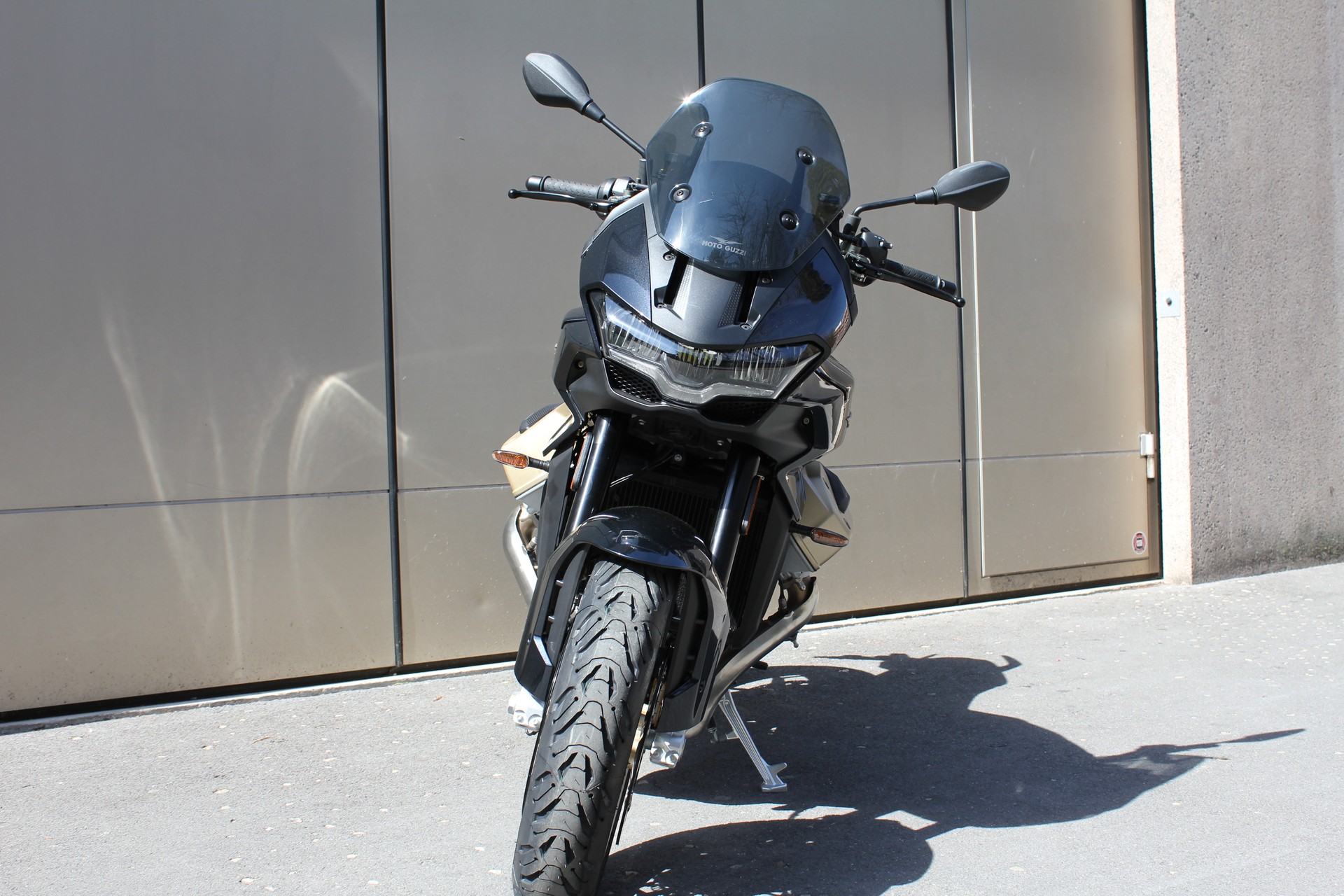MOTO GUZZI V100 Mandello-showroom-element-3