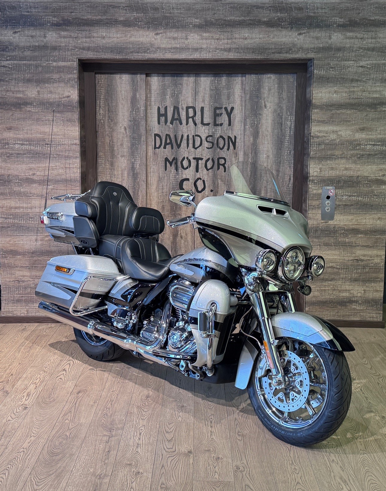 HARLEY-DAVIDSON FLHTKSE Electra Glide Ultra Limited 114 CVO-showroom-element-1