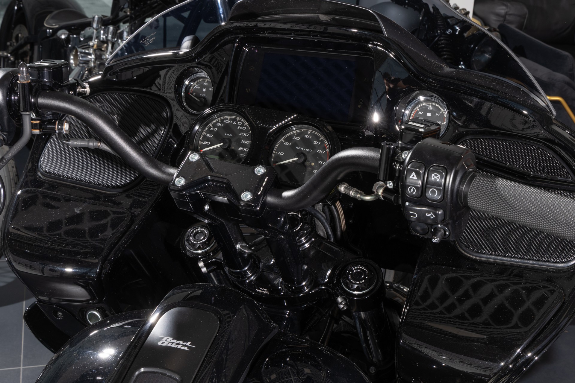 HARLEY-DAVIDSON FLTRXST Road Glide ST 117-showroom-element-1