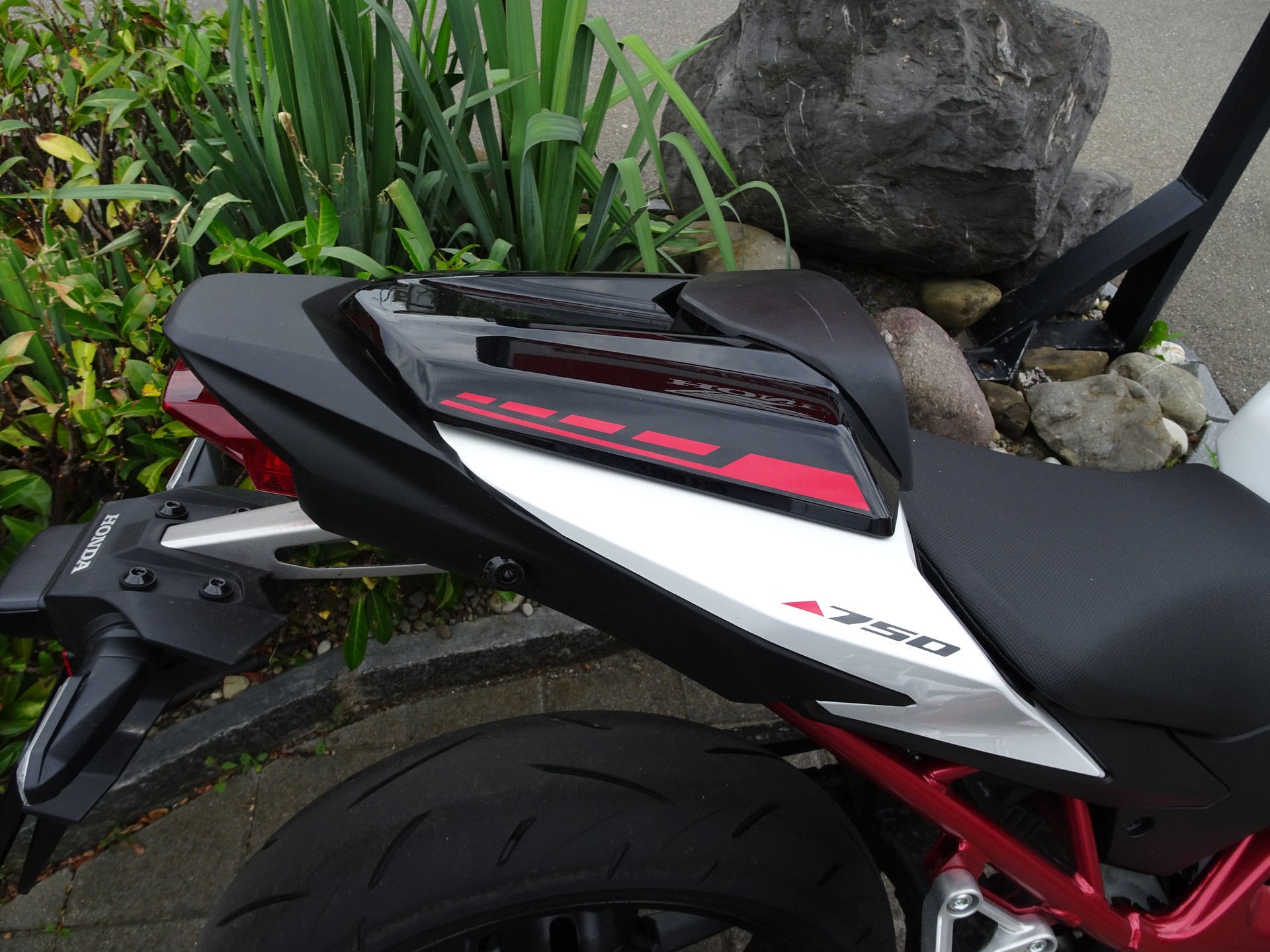HONDA CB 750 Hornet-showroom-element-3