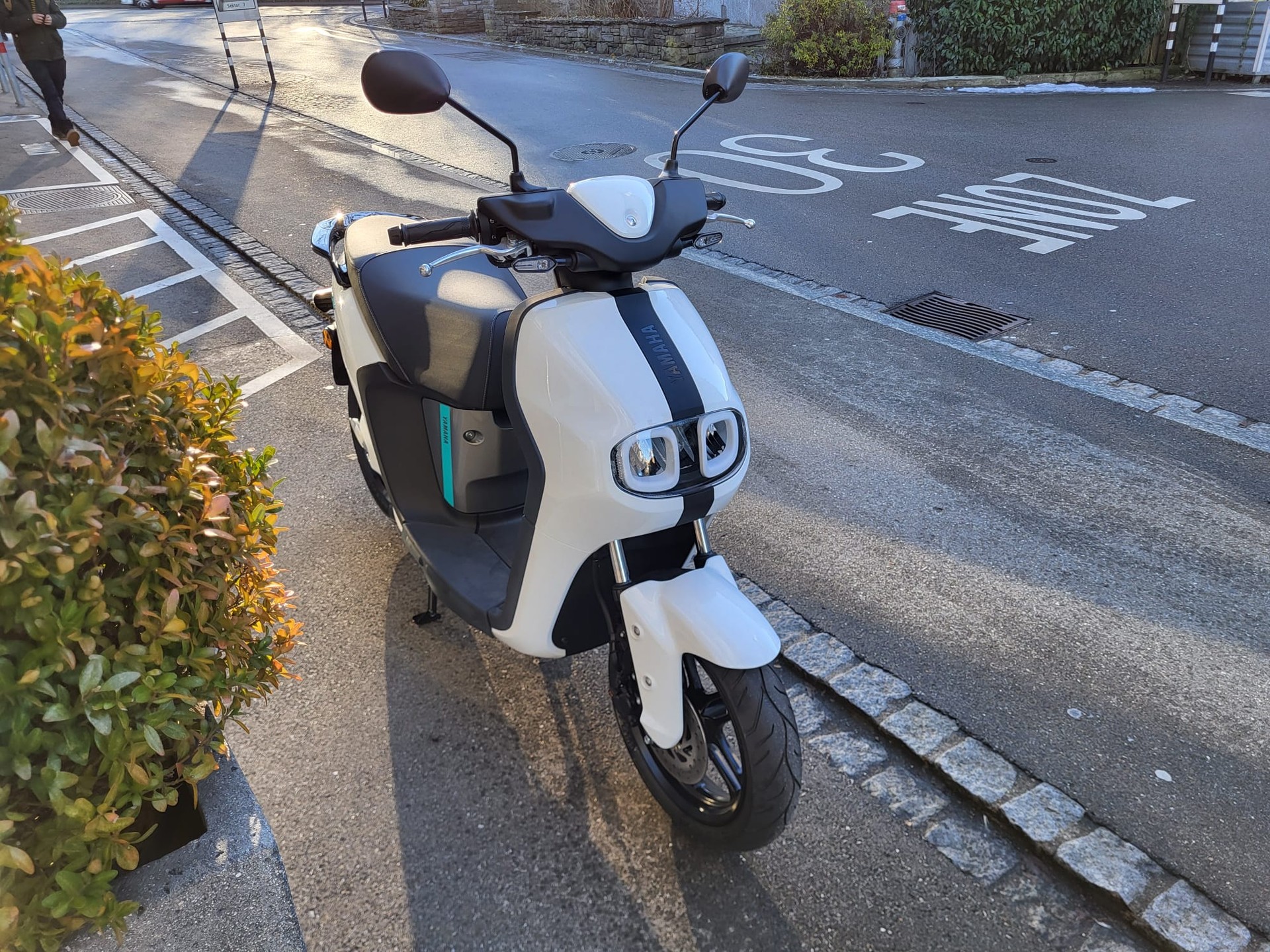 YAMAHA Neo's EV-showroom-element-2