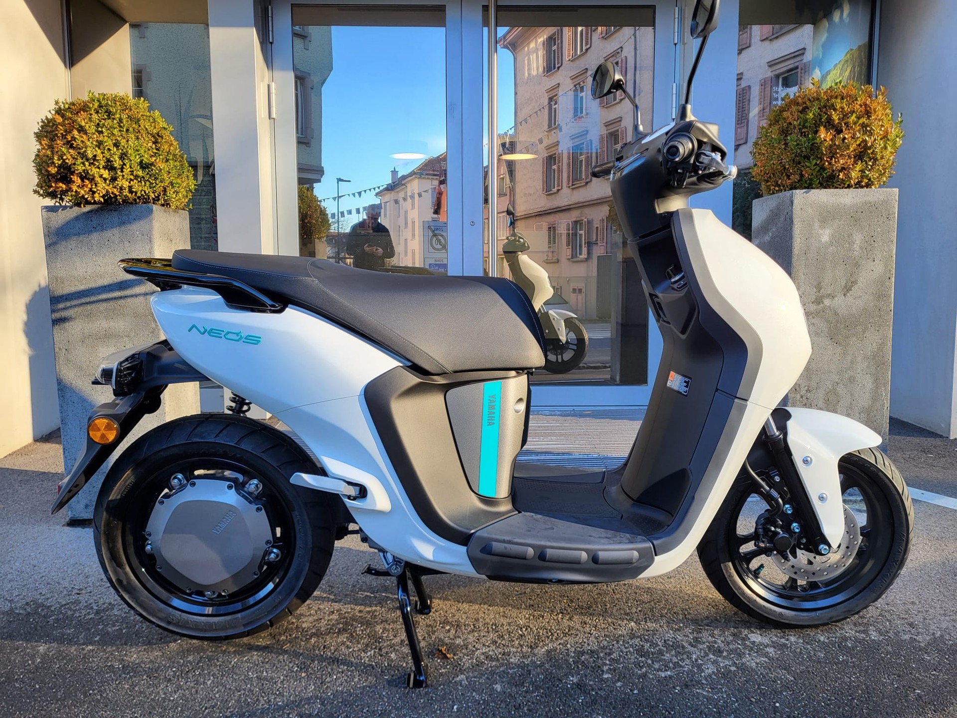 YAMAHA Neo's EV-showroom-element-3