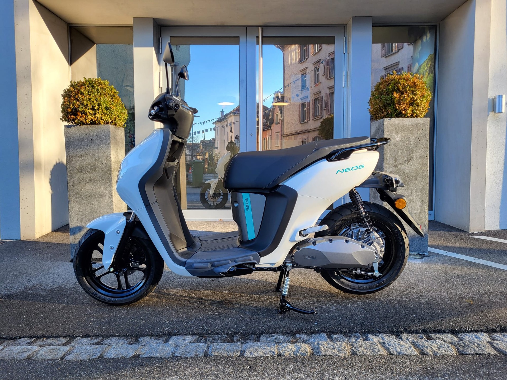 YAMAHA Neo's EV-showroom-element-1