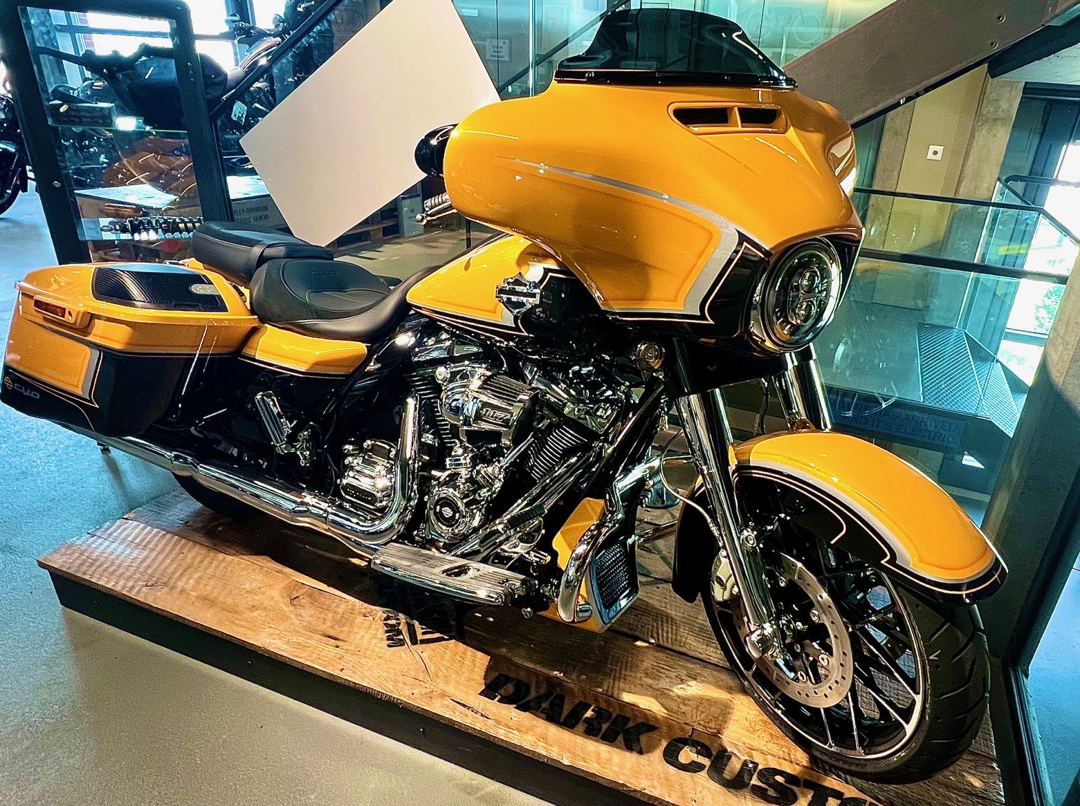HARLEY-DAVIDSON FLHXSE Street Glide CVO 117-showroom-element-1