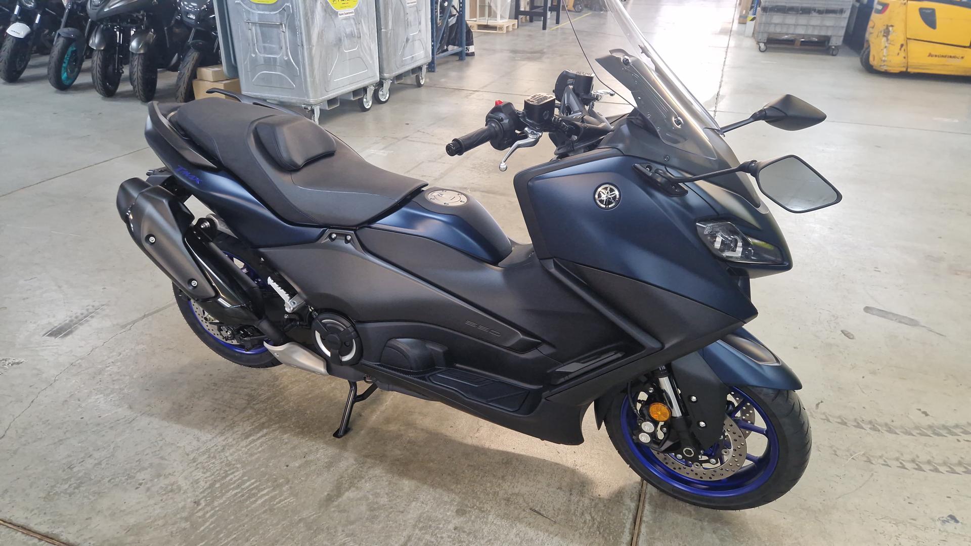 YAMAHA T-MAX XP 560-showroom-element-1