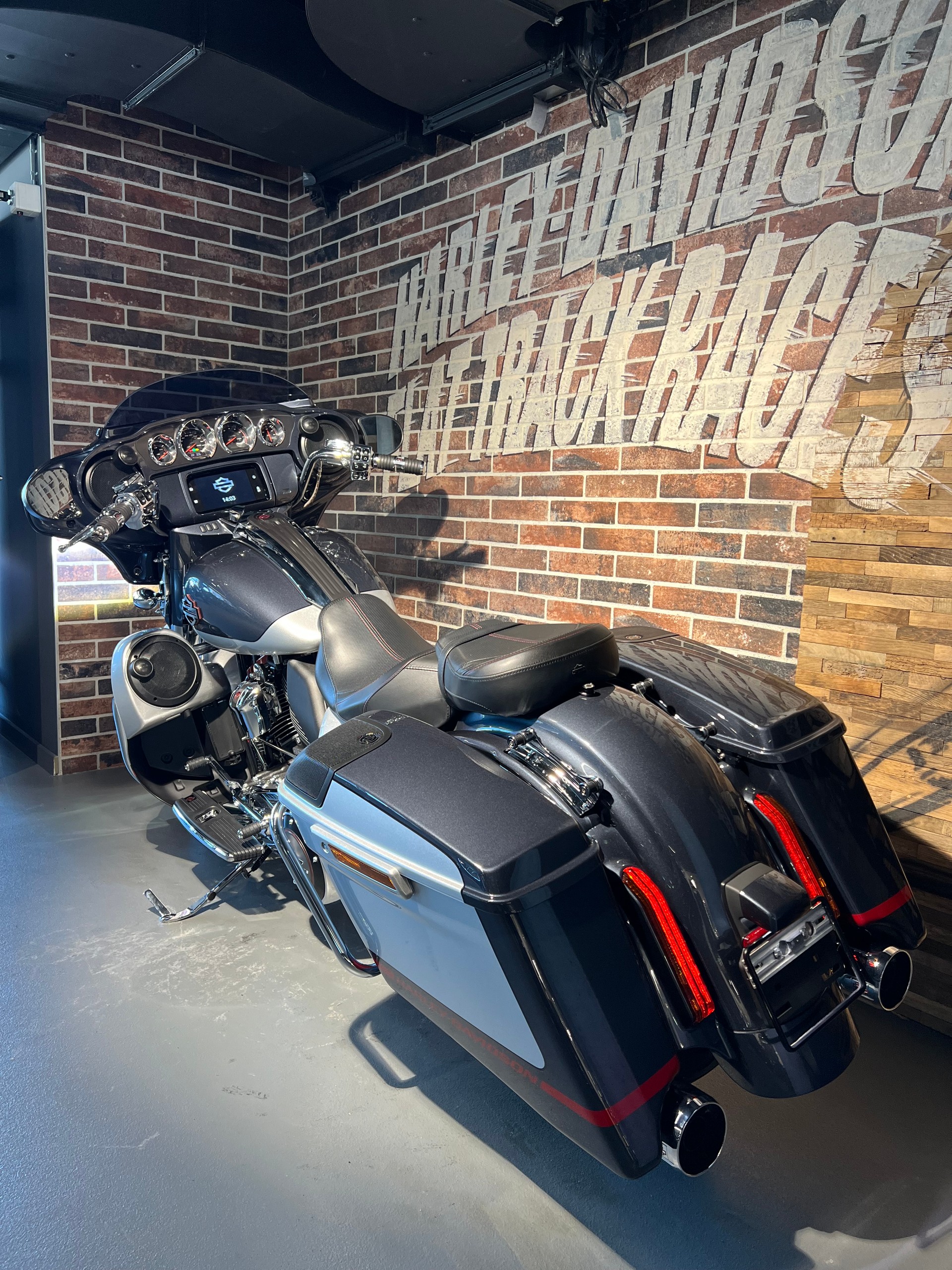 HARLEY-DAVIDSON FLHXSE Street Glide ABS CVO 117-showroom-element-2