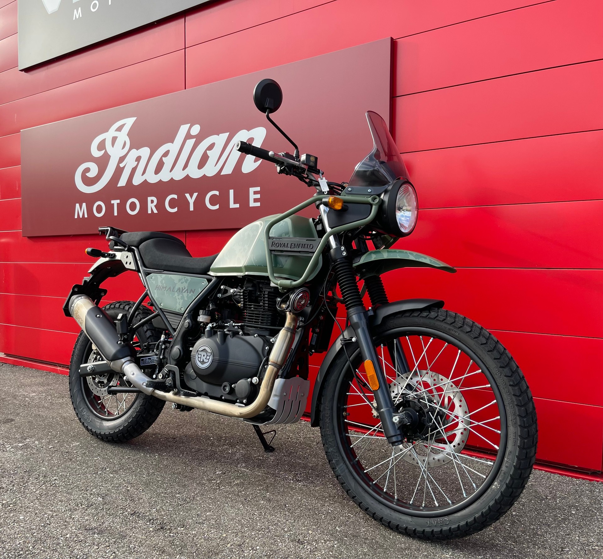 ROYAL ENFIELD Himalayan-showroom-element-1