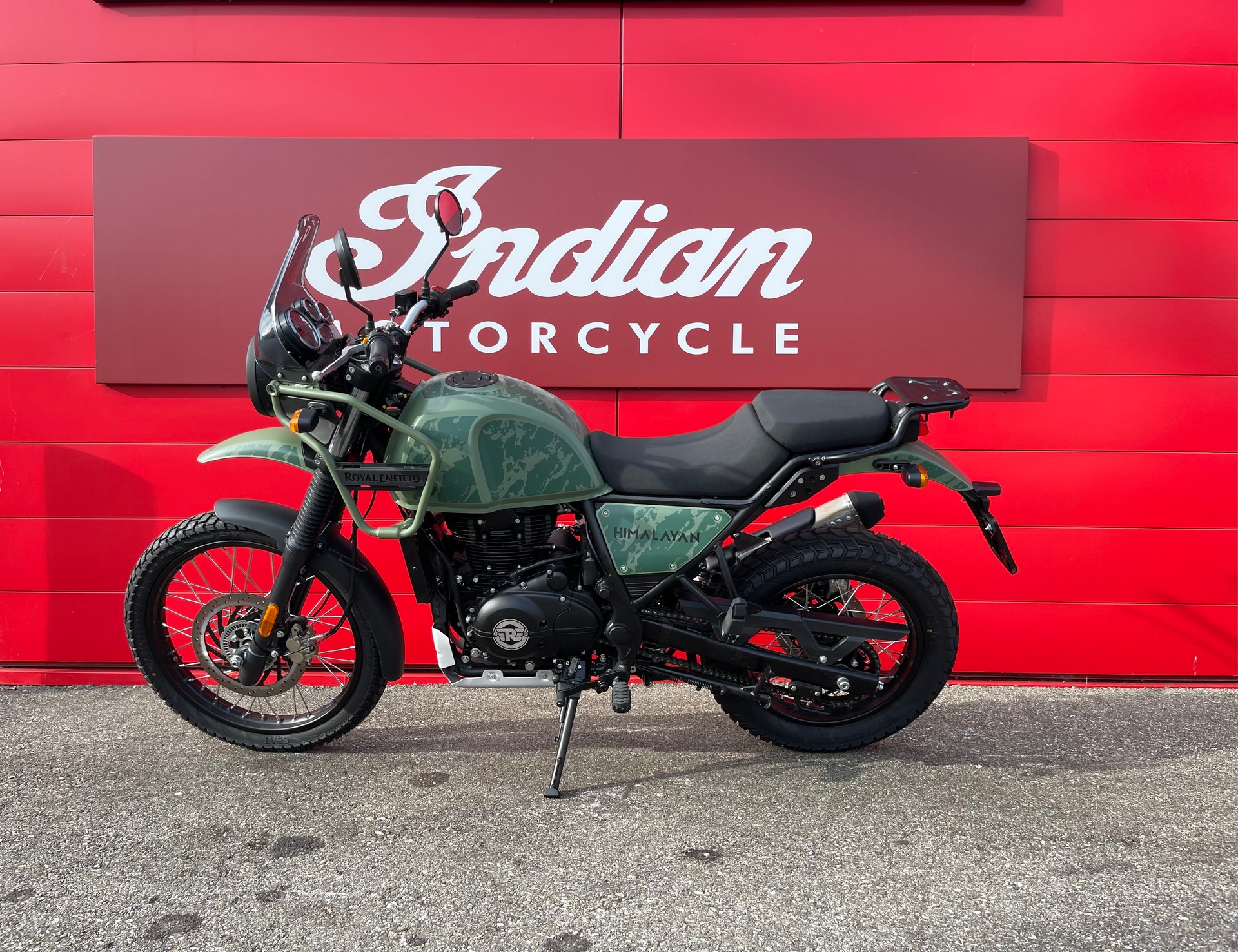 ROYAL ENFIELD Himalayan-showroom-element-3