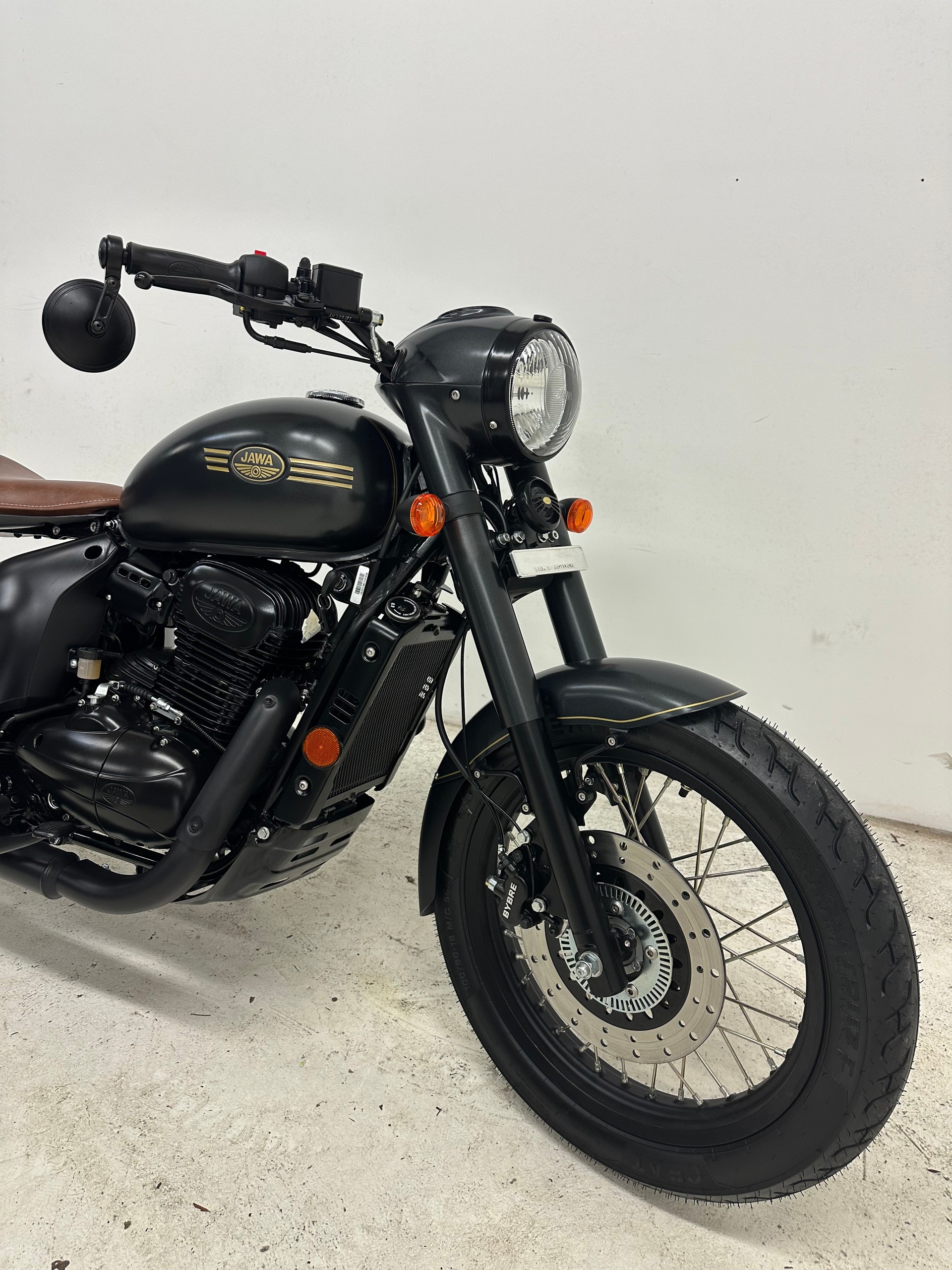 JAWA Pérák-showroom-element-2
