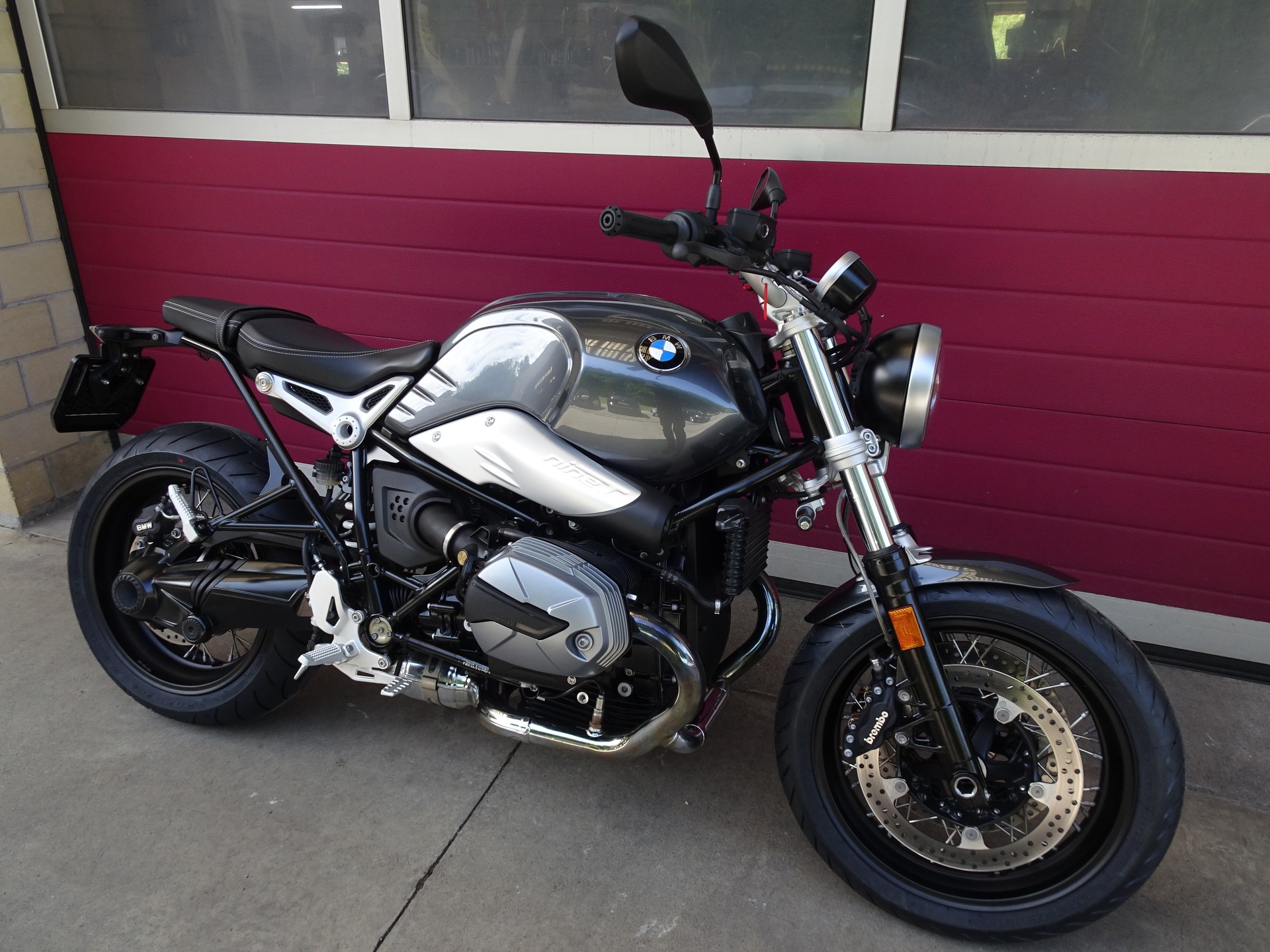BMW R nineT Pure-showroom-element-2
