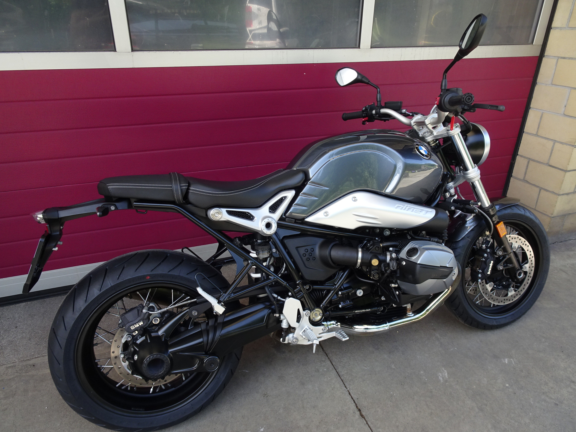 BMW R nineT Pure-showroom-element-3