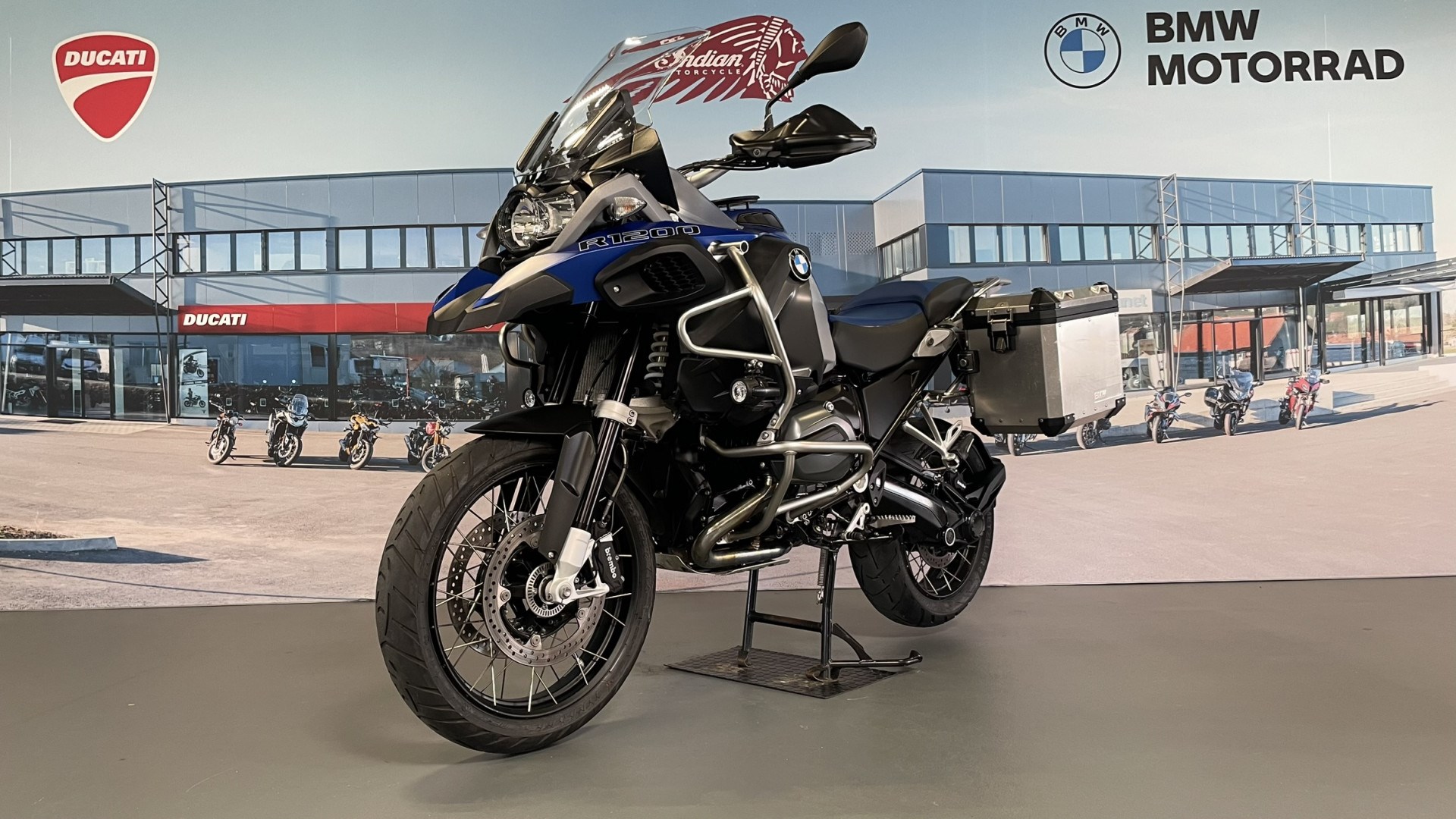 BMW R 1200 GS Adventure avec valises en aluminium-showroom-element-2