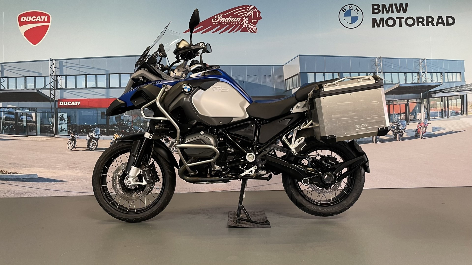 BMW R 1200 GS Adventure avec valises en aluminium-showroom-element-3