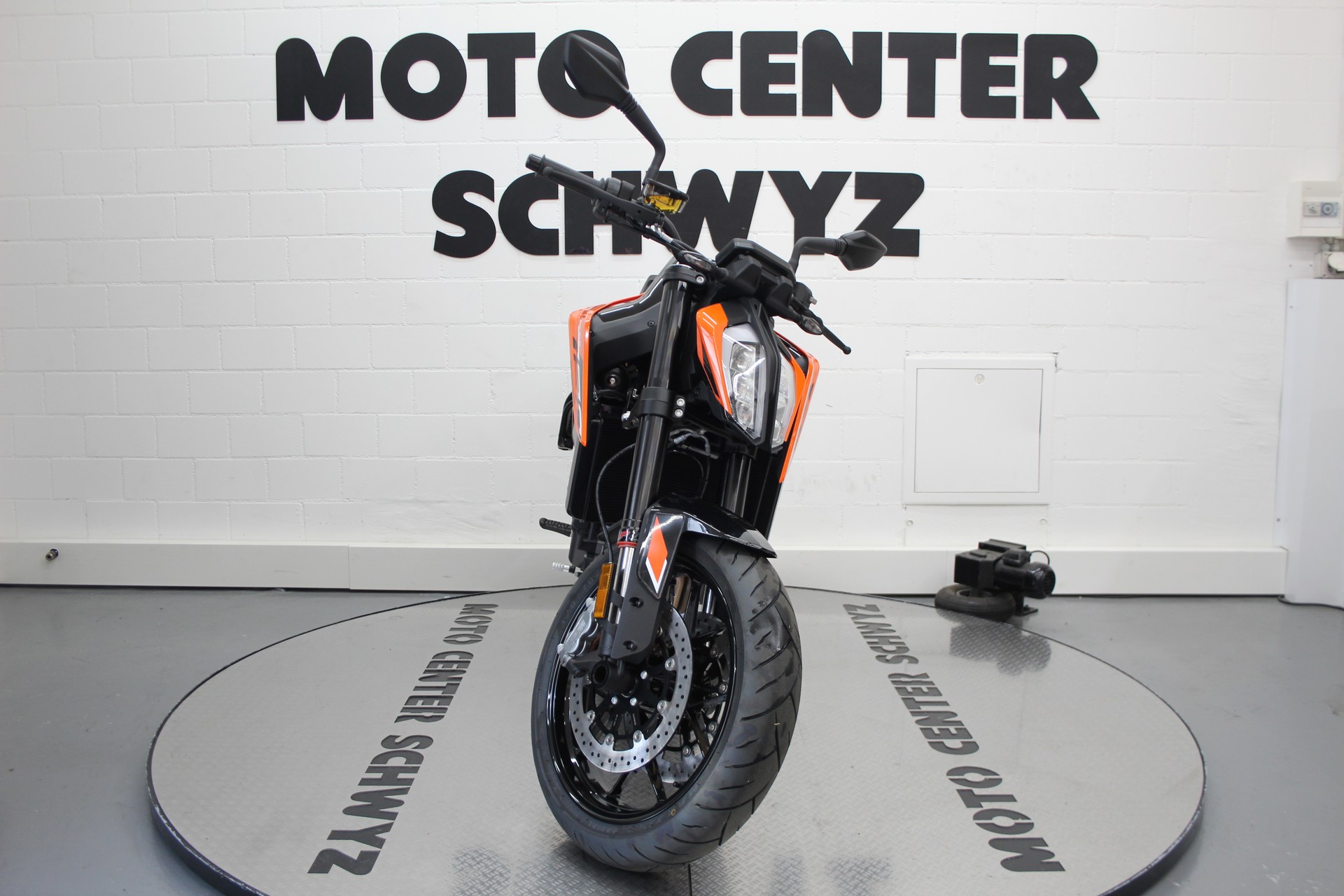 KTM 790 Duke L-showroom-element-2