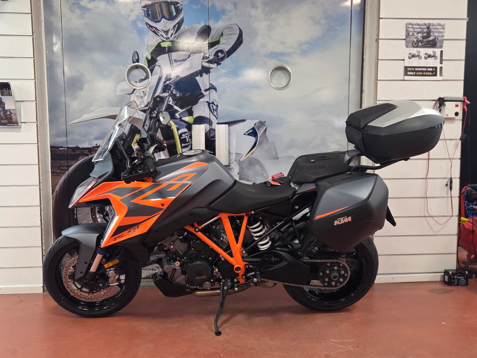 KTM 1290 Super Duke GT-showroom-element-2
