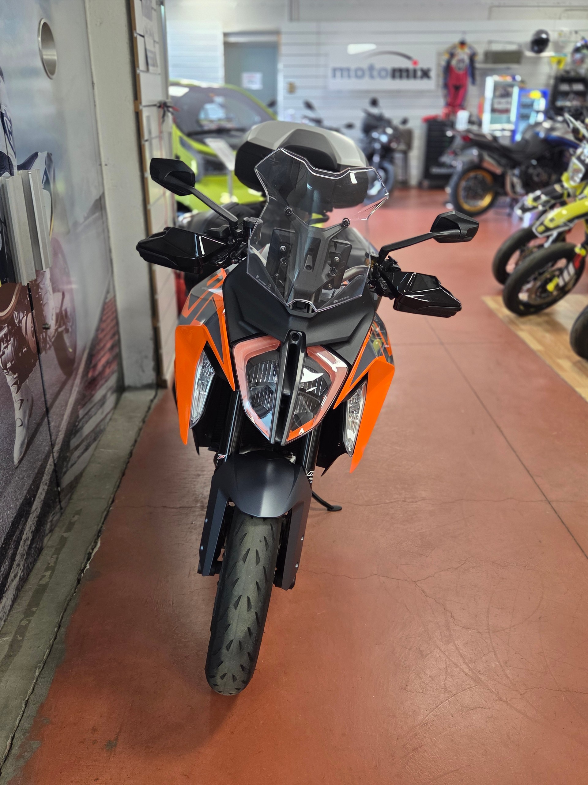 KTM 1290 Super Duke GT-showroom-element-1