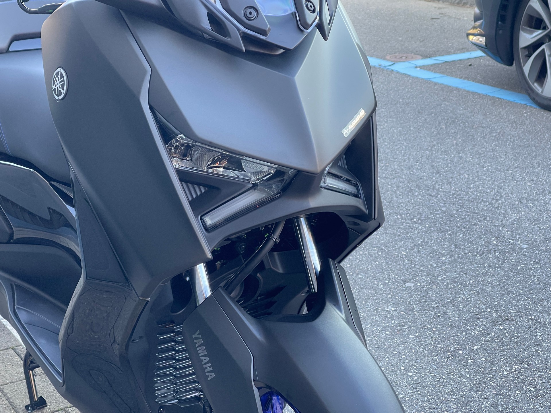YAMAHA X-Max 300-showroom-element-2