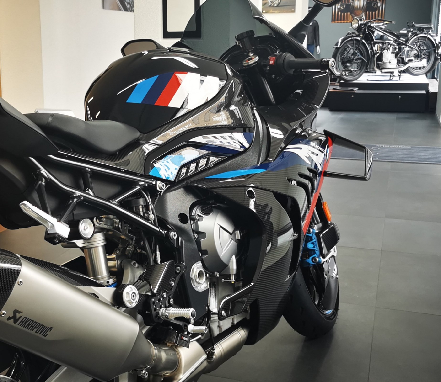 BMW M 1000 RR Competition-showroom-element-2