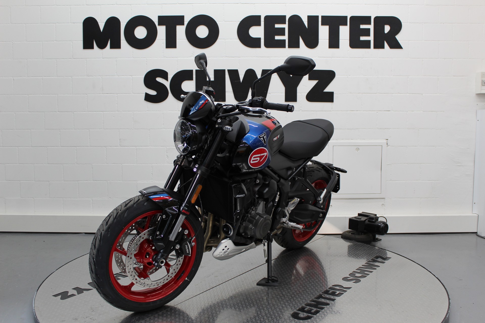 TRIUMPH Trident 660 Triple Tribute-showroom-element-3