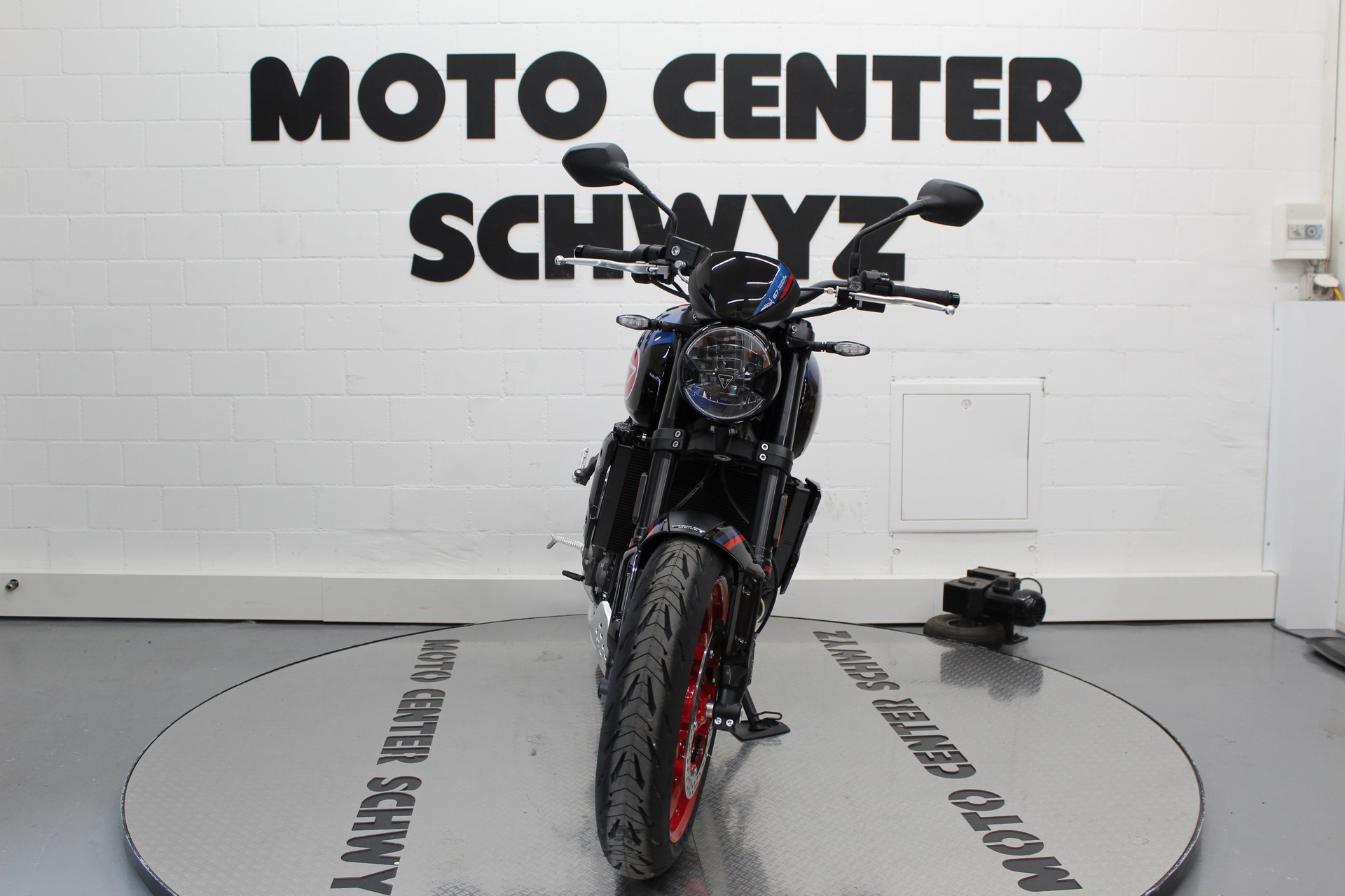TRIUMPH Trident 660 Triple Tribute-showroom-element-2