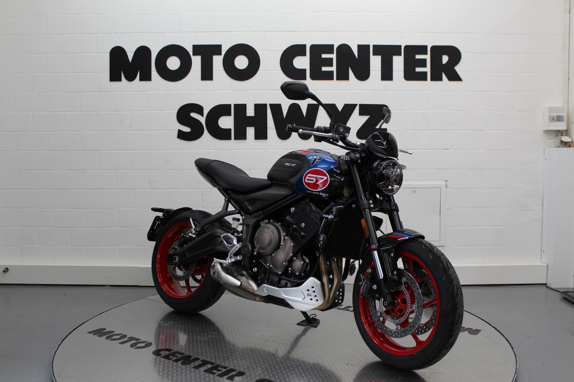 TRIUMPH Trident 660 Triple Tribute-showroom-element-1
