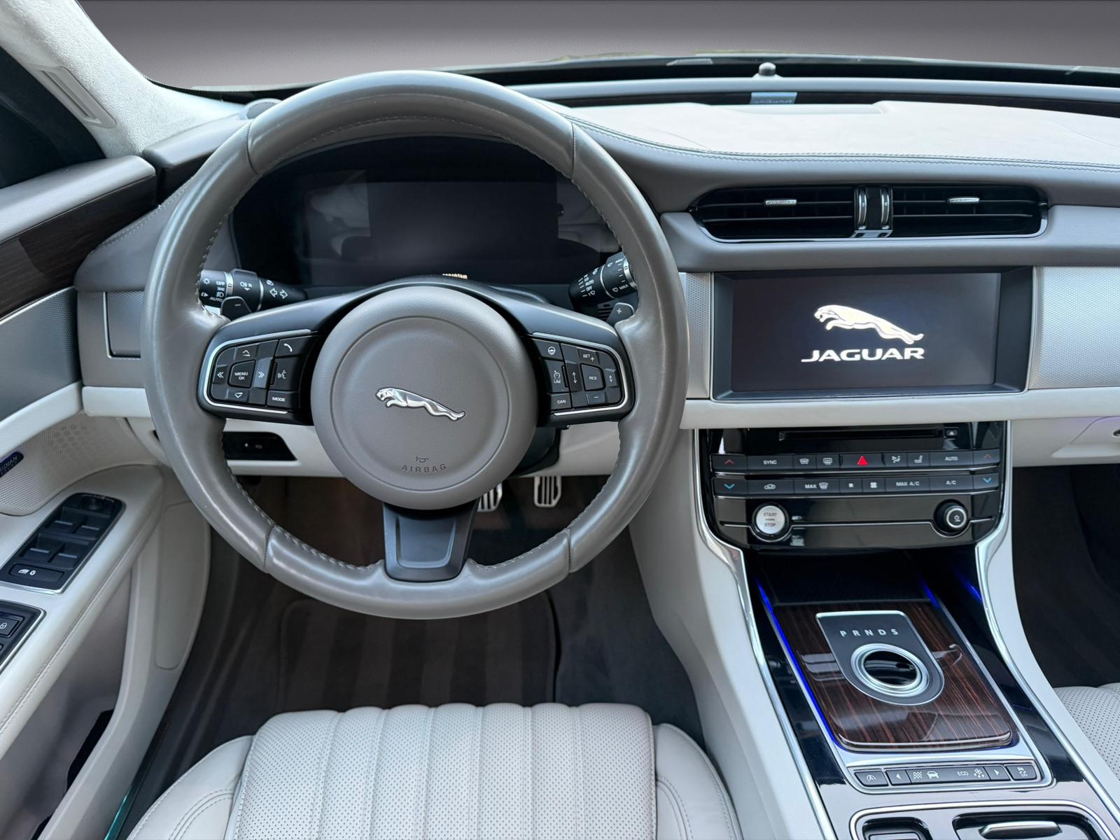 JAGUAR XF 30d Portfolio Automatic-image-6