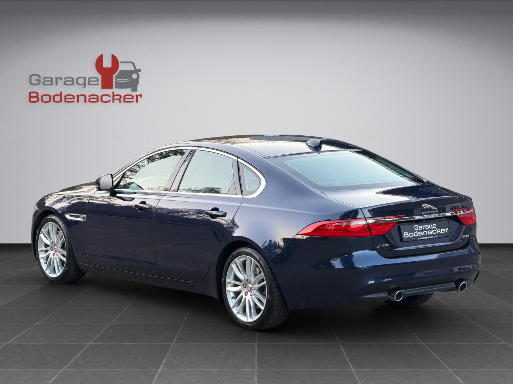 JAGUAR XF 30d Portfolio Automatic-showroom-element-2