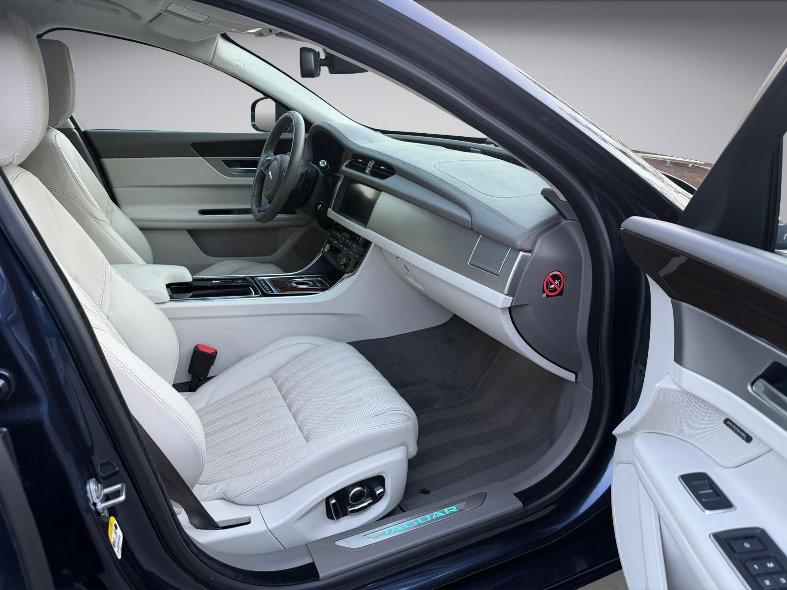 JAGUAR XF 30d Portfolio Automatic-image-11