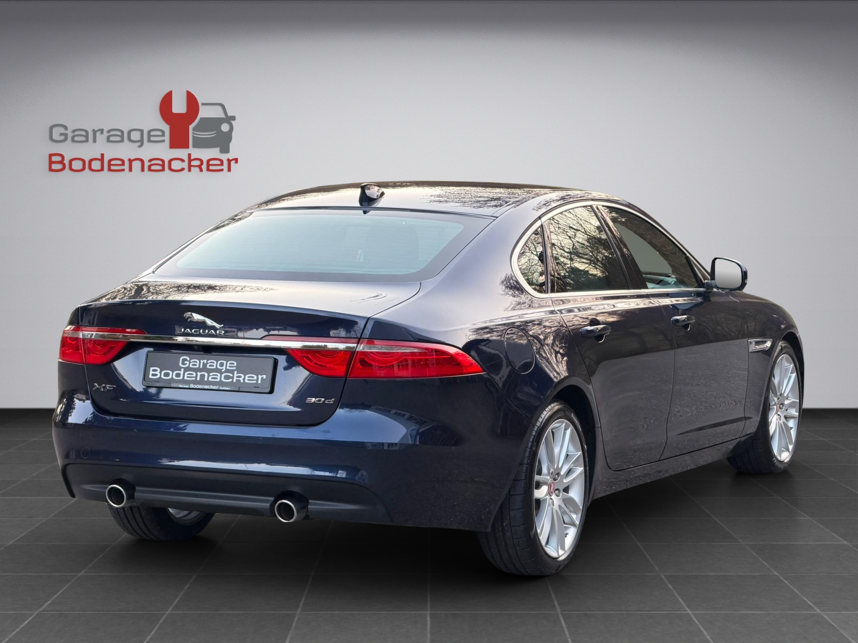 JAGUAR XF 30d Portfolio Automatic-showroom-element-3