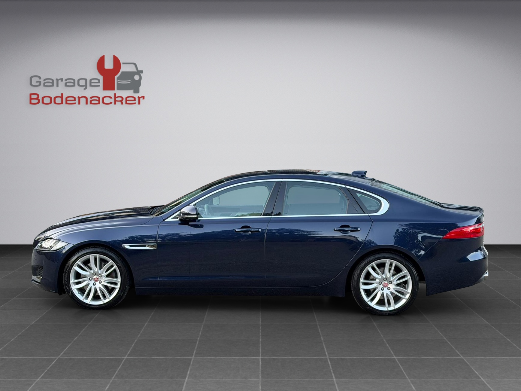 JAGUAR XF 30d Portfolio Automatic-showroom-element-1