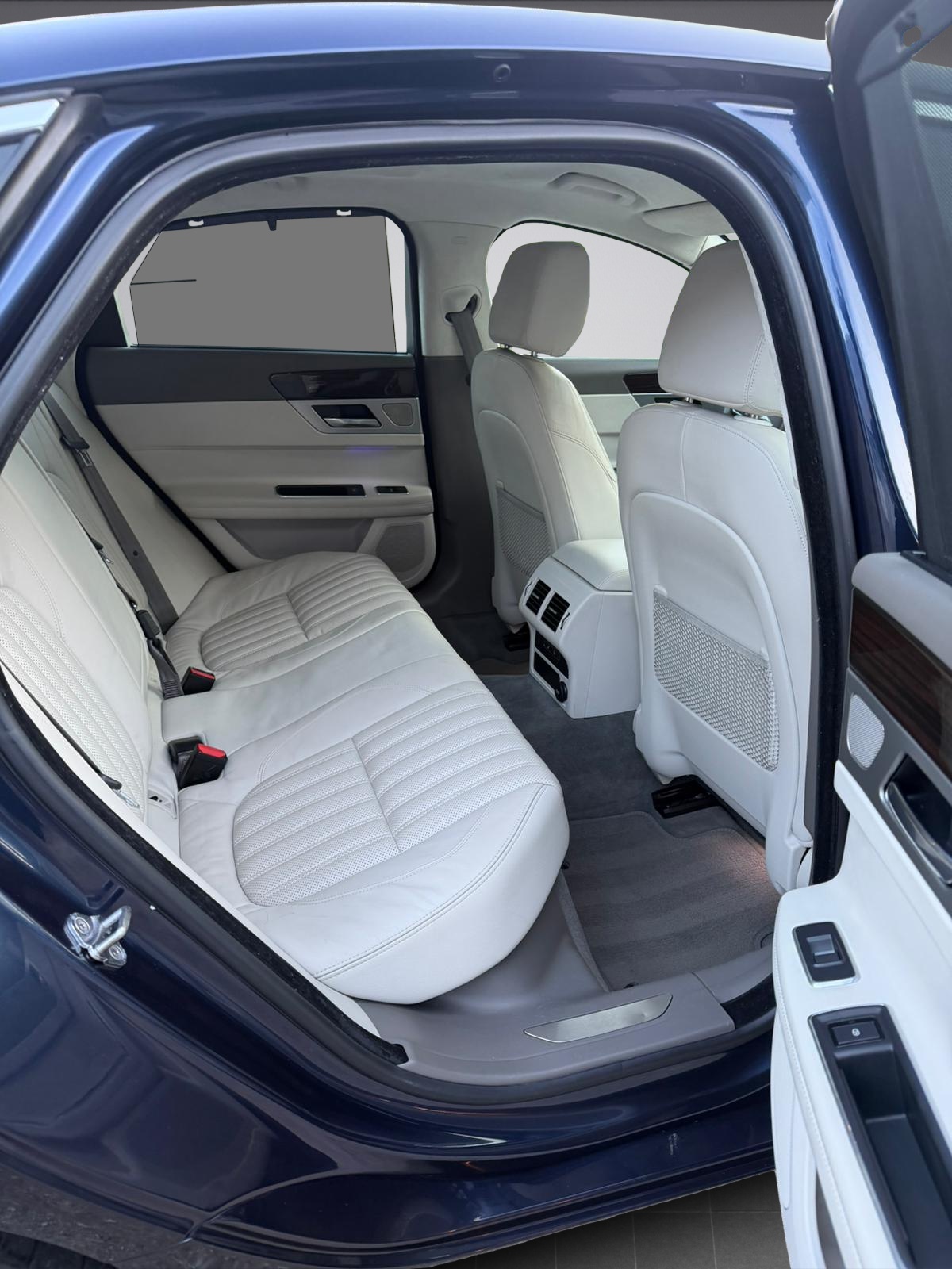 JAGUAR XF 30d Portfolio Automatic-image-10