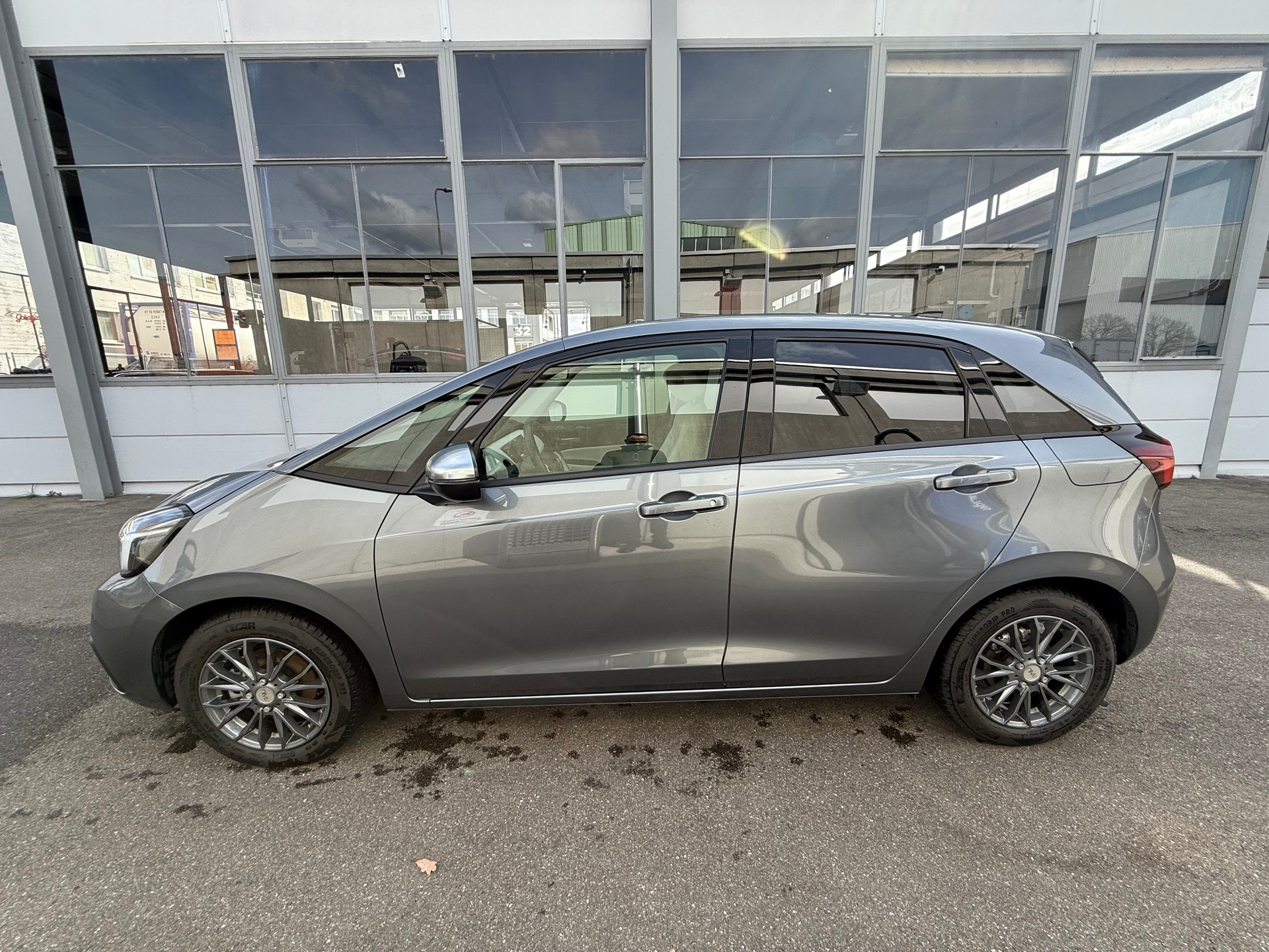 HONDA Jazz 1.5i-MMD Executive E-CVT *Aus erster 1st. Hand Fahrzeug *Frisch ab MFK *8 Fach bereift *Automat *Voll-Hybrid-image-6