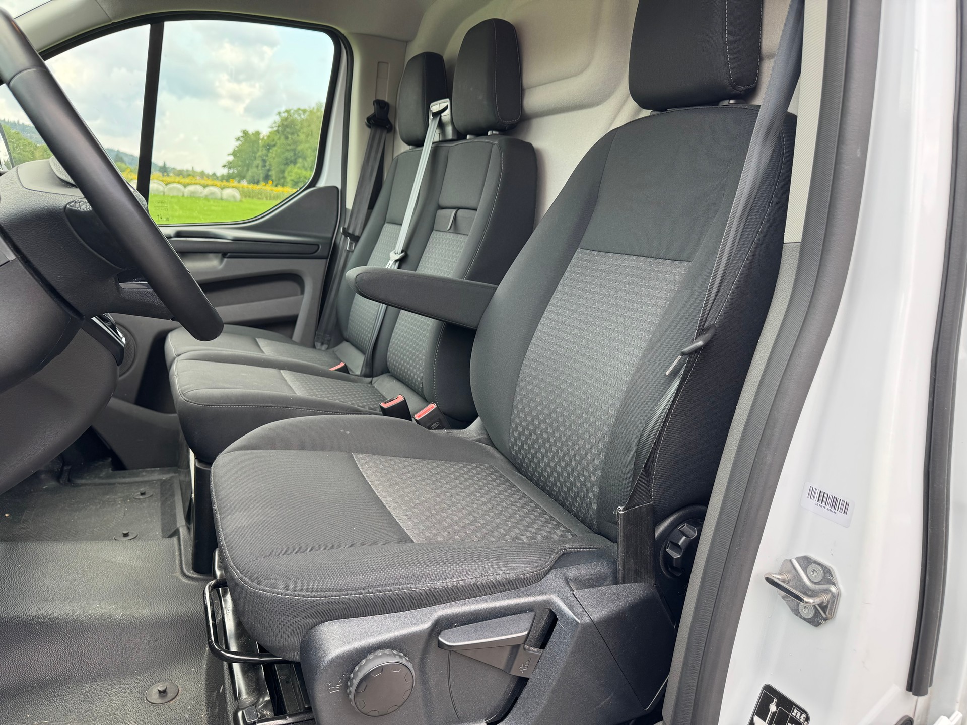 FORD Transit Custom Van 300 L2H1 Limited A-image-9