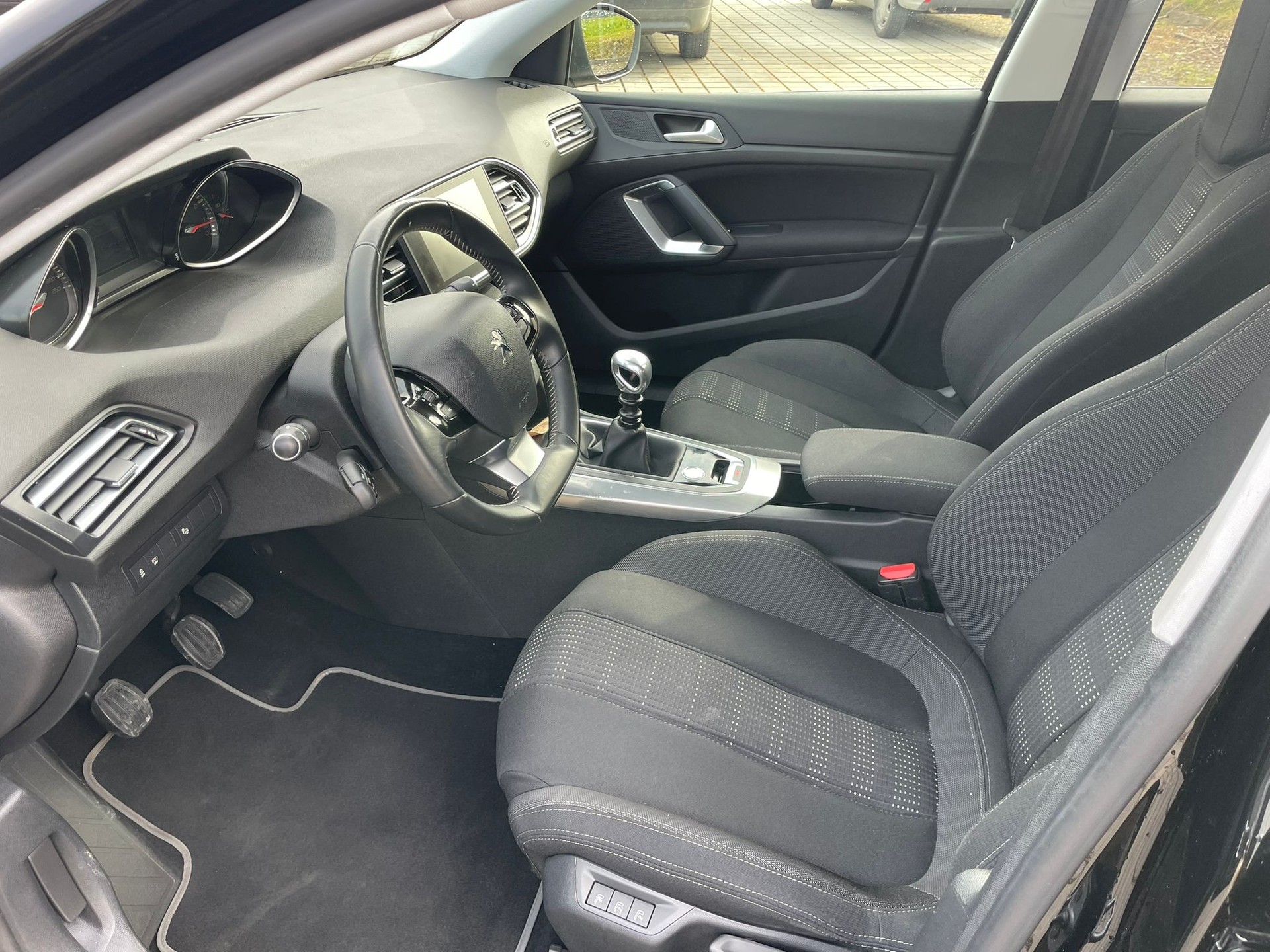 PEUGEOT 308 1.2 THP Allure-image-12