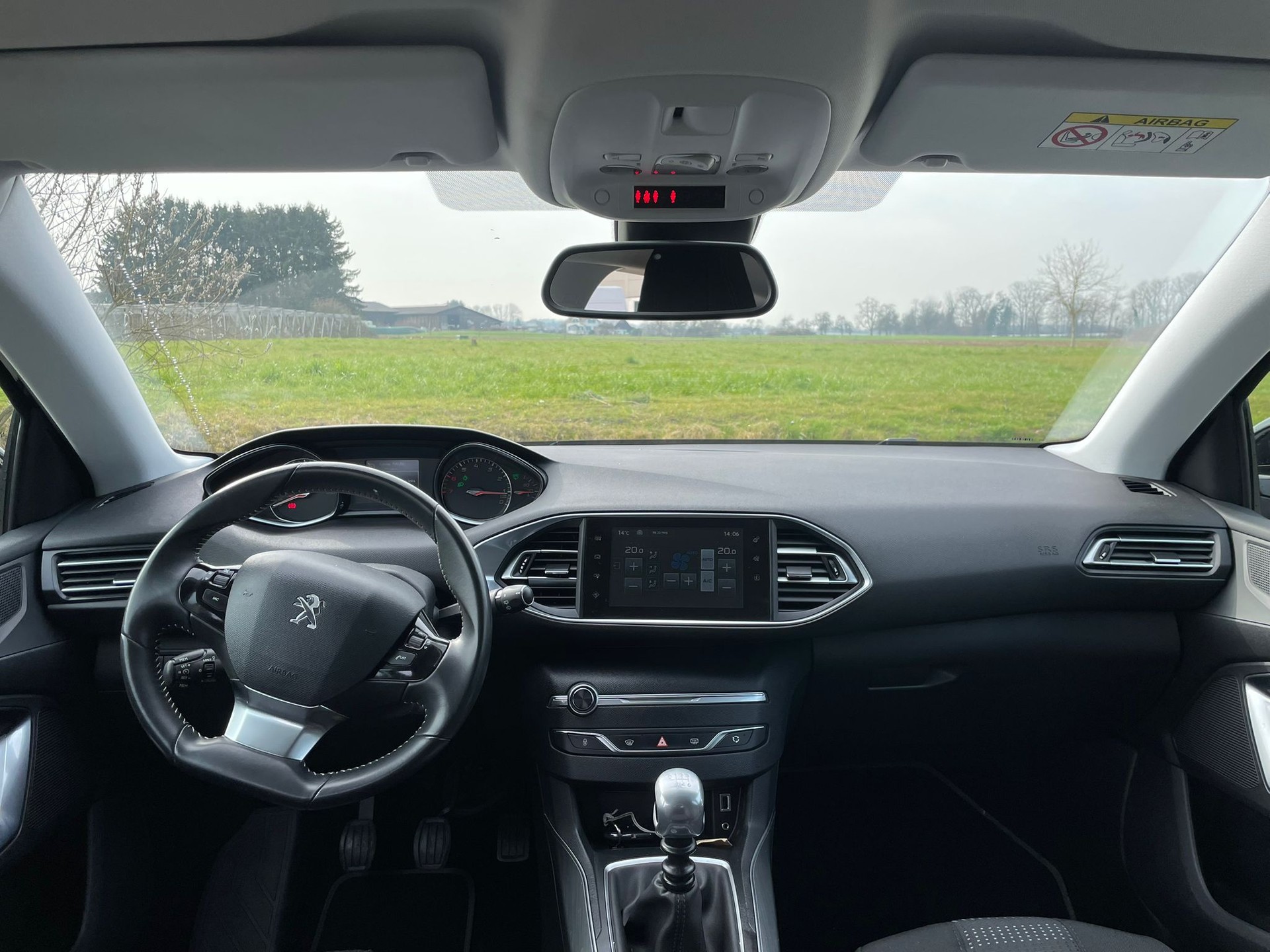 PEUGEOT 308 1.2 THP Allure-image-9