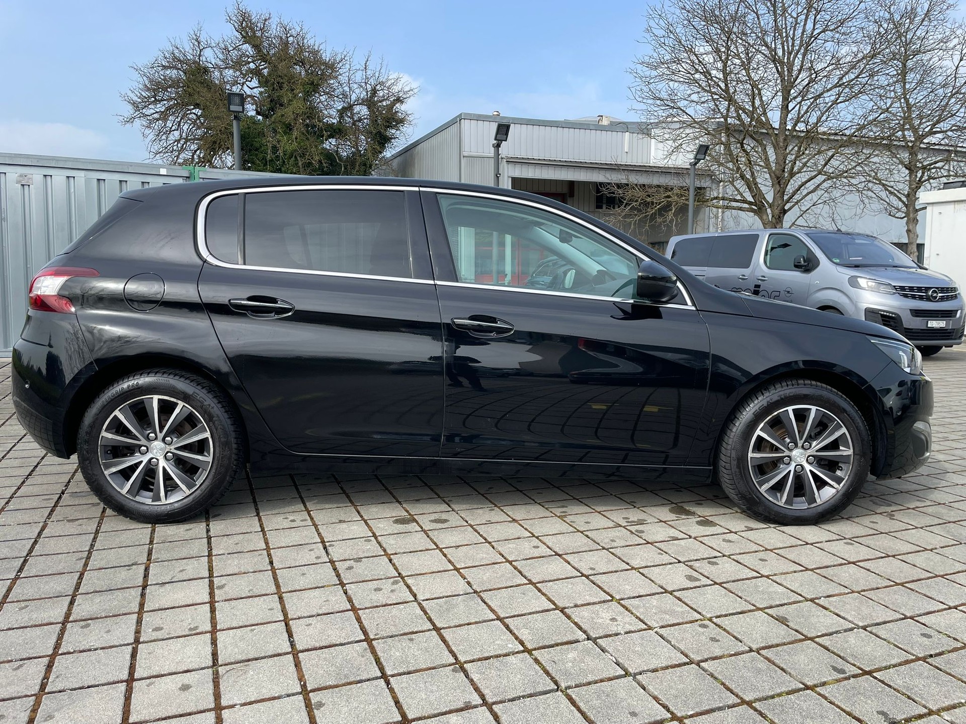 PEUGEOT 308 1.2 THP Allure-image-4