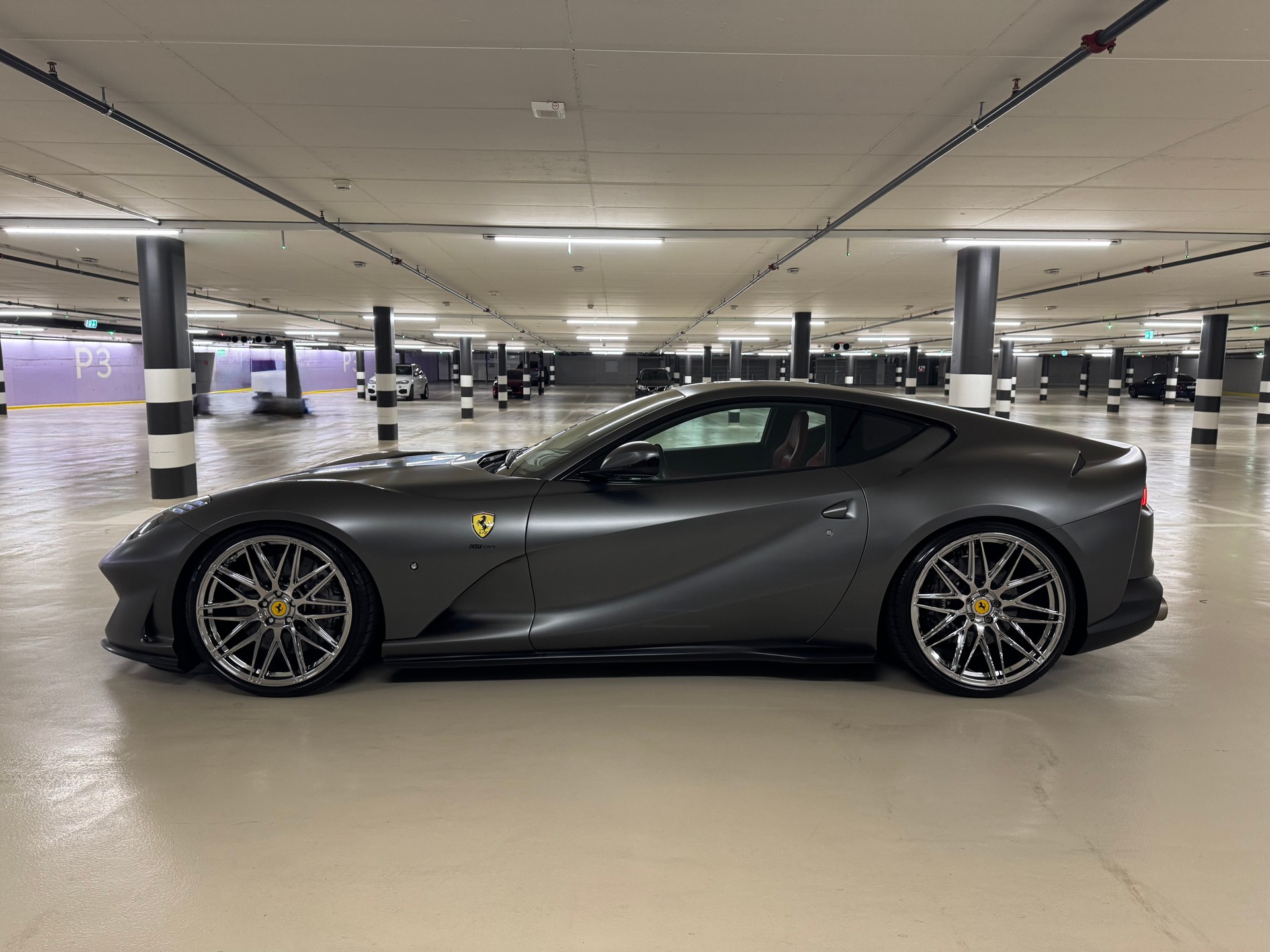 FERRARI 812 Superfast-showroom-element-1
