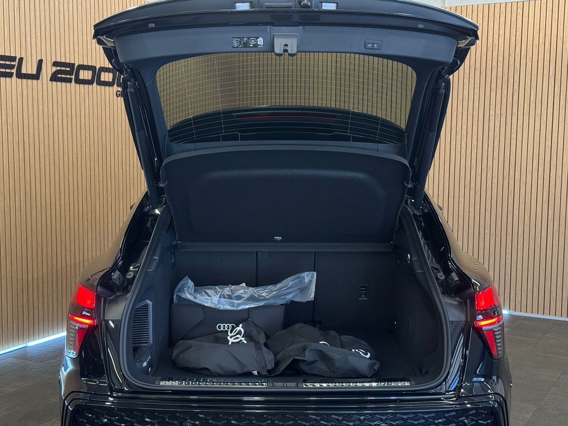 AUDI Q3 Sportback e-hybrid 200 kW S tronig S-Line-image-4