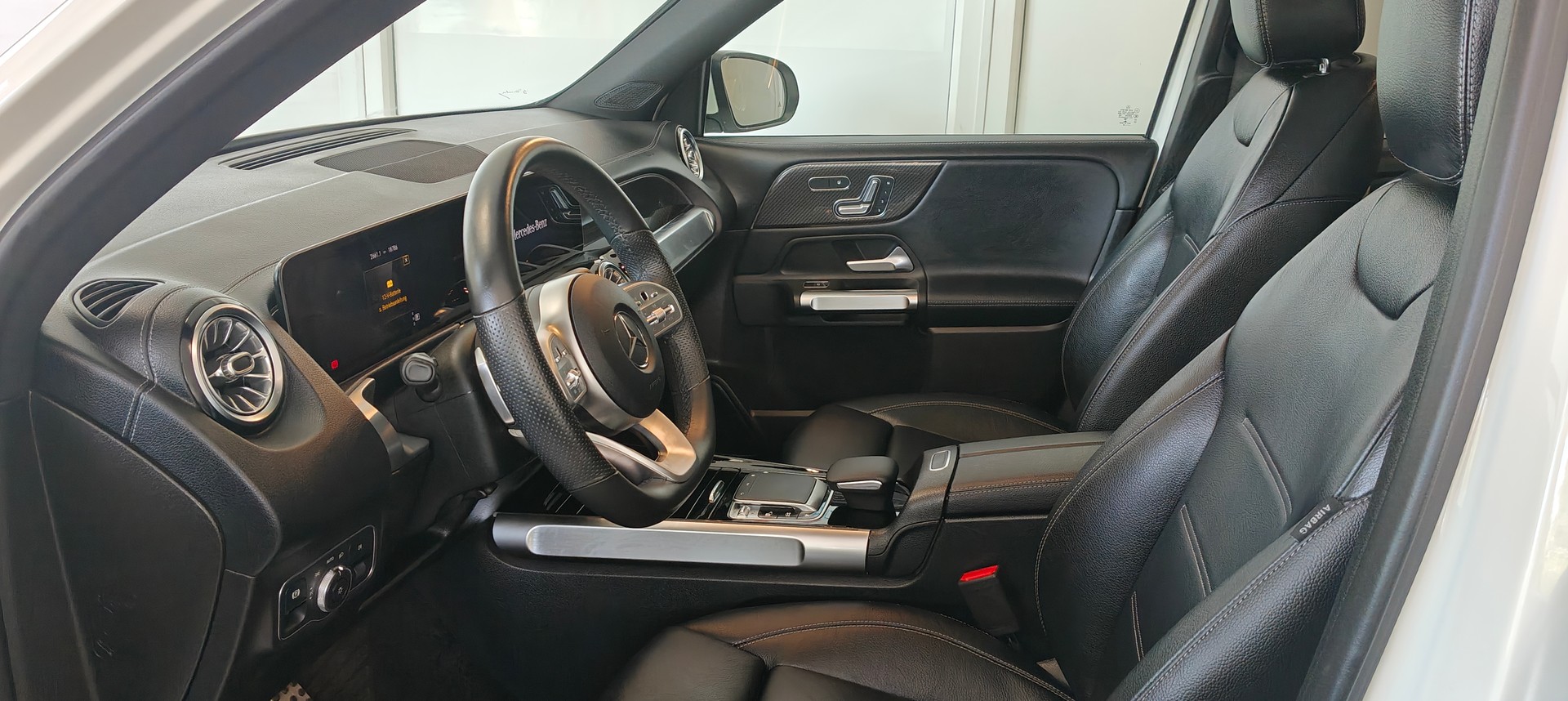 MERCEDES-BENZ GLB 200 AMG Line 7G-Tronic-image-9