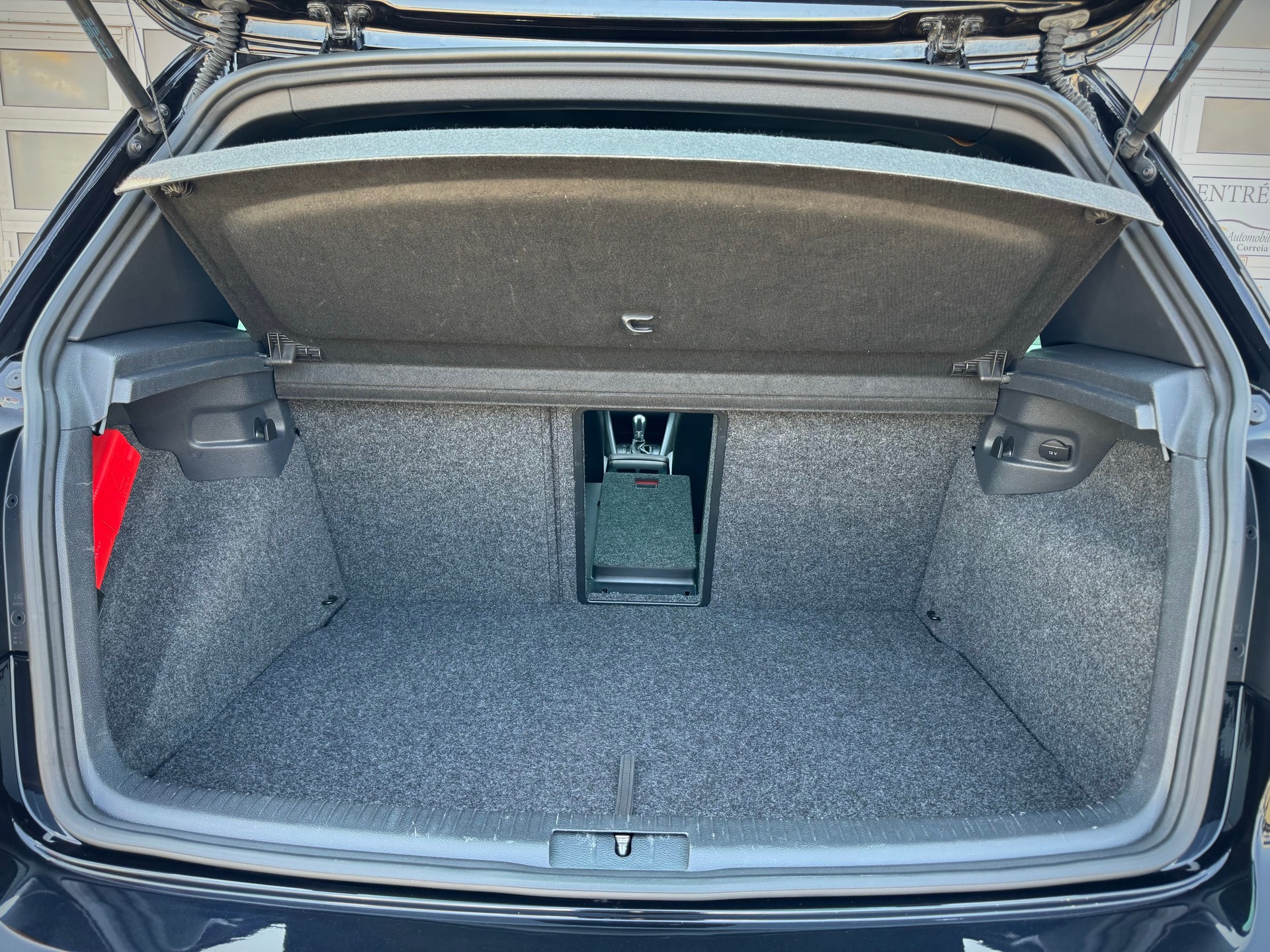 VW Golf 2.0 TSI R 4Motion DSG - Véhicule Suisse (CH)-image-14