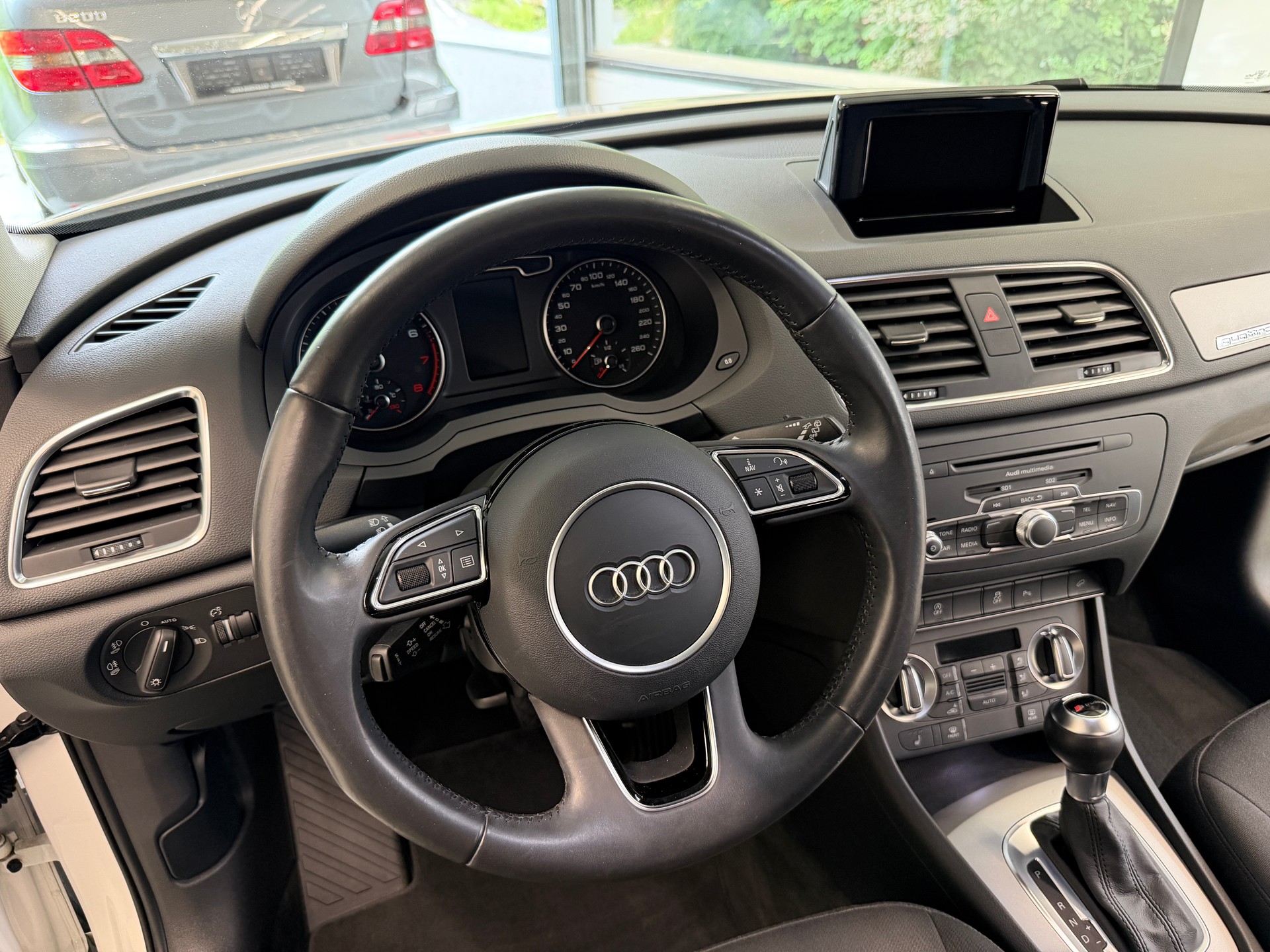 AUDI Q3 2.0 TFSI quattro S-tronic-image-10