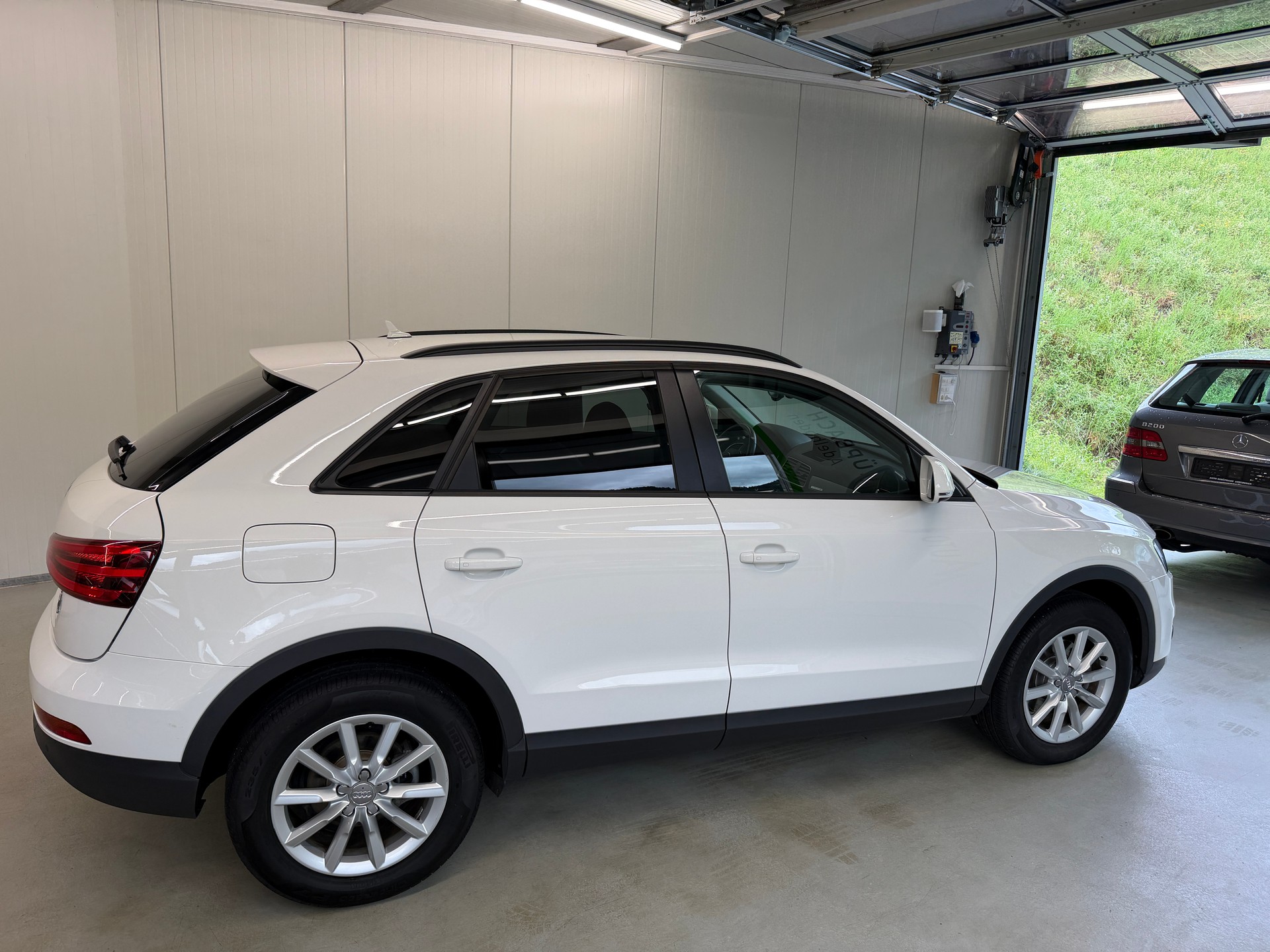 AUDI Q3 2.0 TFSI quattro S-tronic-showroom-element-2