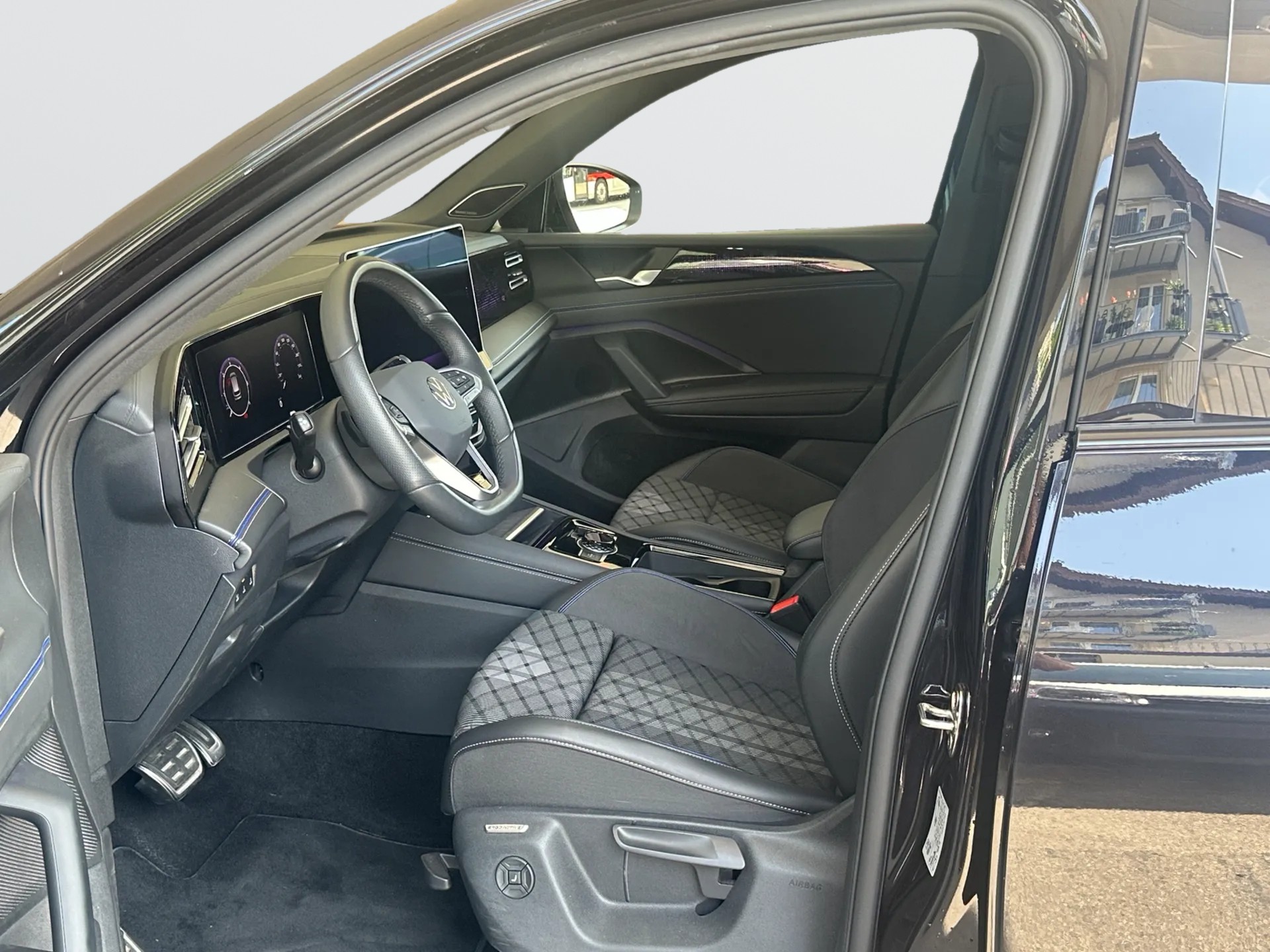 VW Tiguan 2.0 TDI SCR R-Line 4Motion DSG-image-8