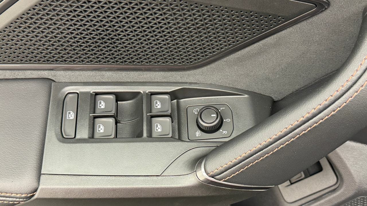 CUPRA LEON ST 2.0 TSI VZ Black Edition-image-8
