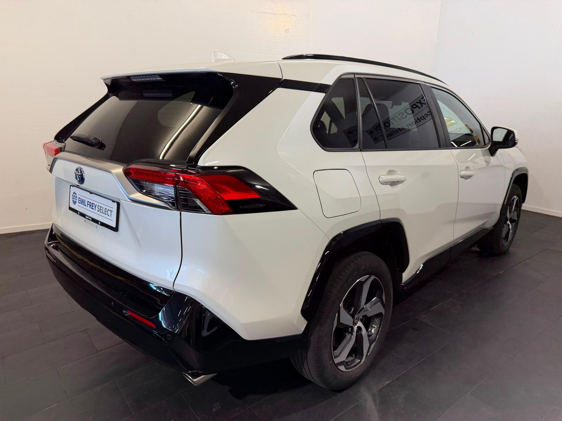 TOYOTA RAV4 2.5 Plug-In-Hybrid Premium-showroom-element-1